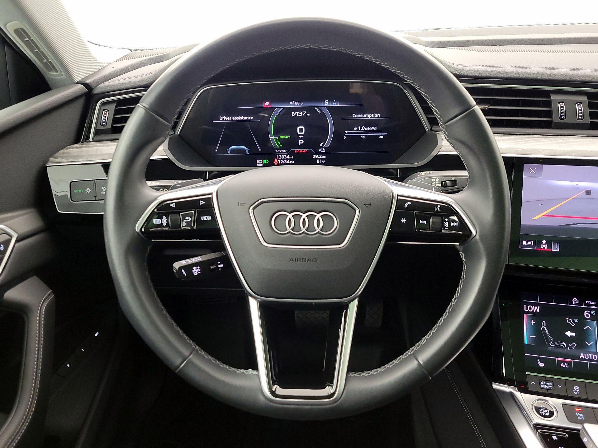 Thumbnail: 2022 Audi e-tron S - 10