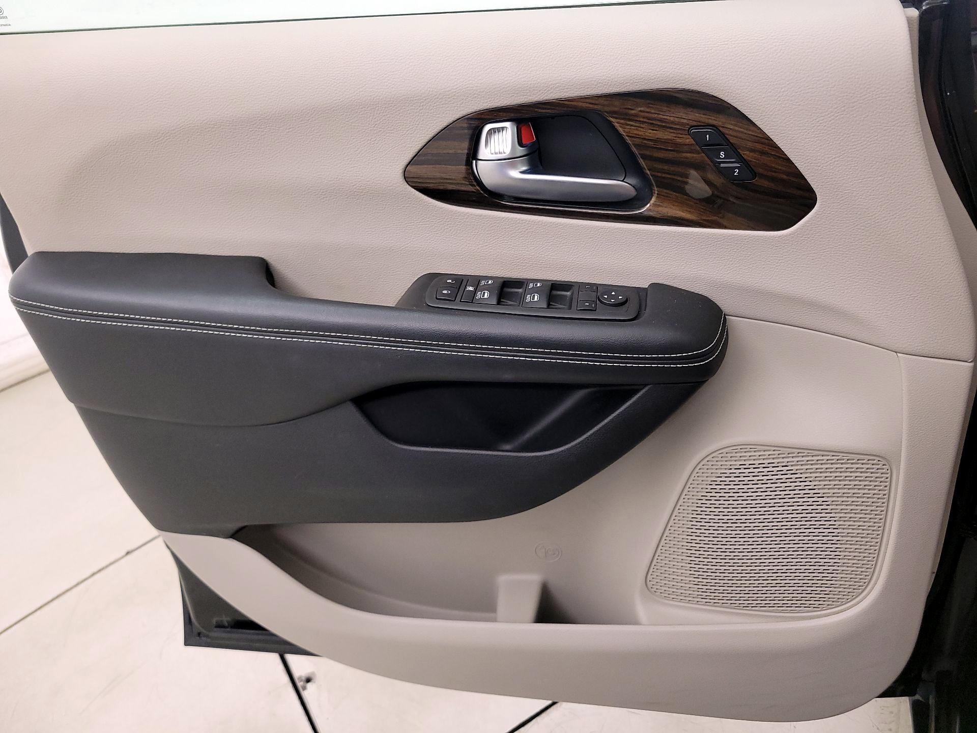 Thumbnail: 2021 Chrysler Pacifica - 12