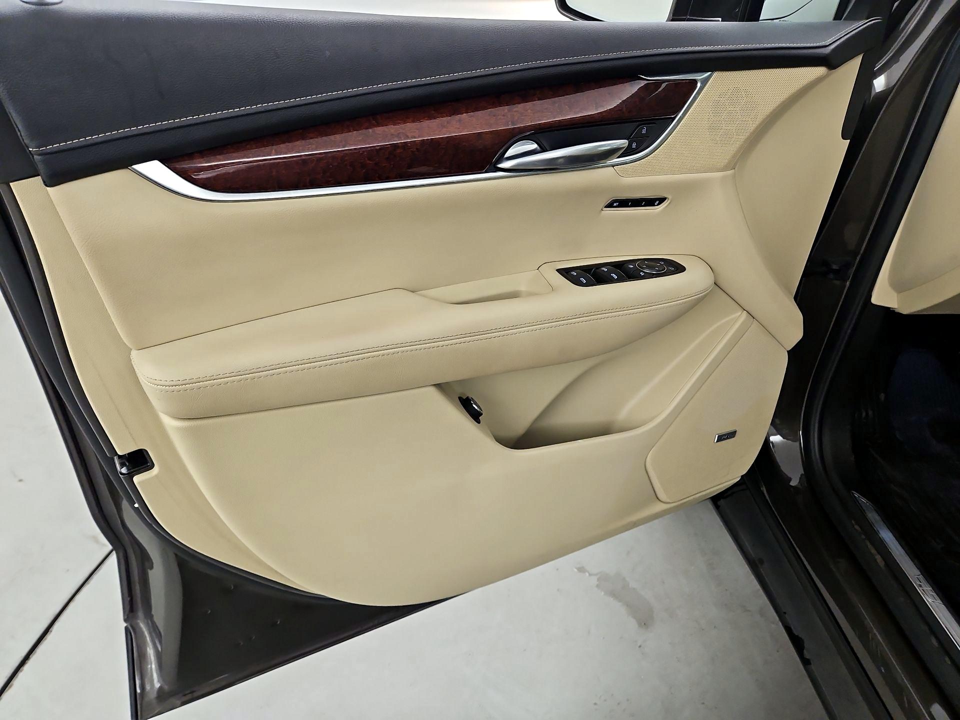 Thumbnail: 2019 Cadillac XT5 - 12
