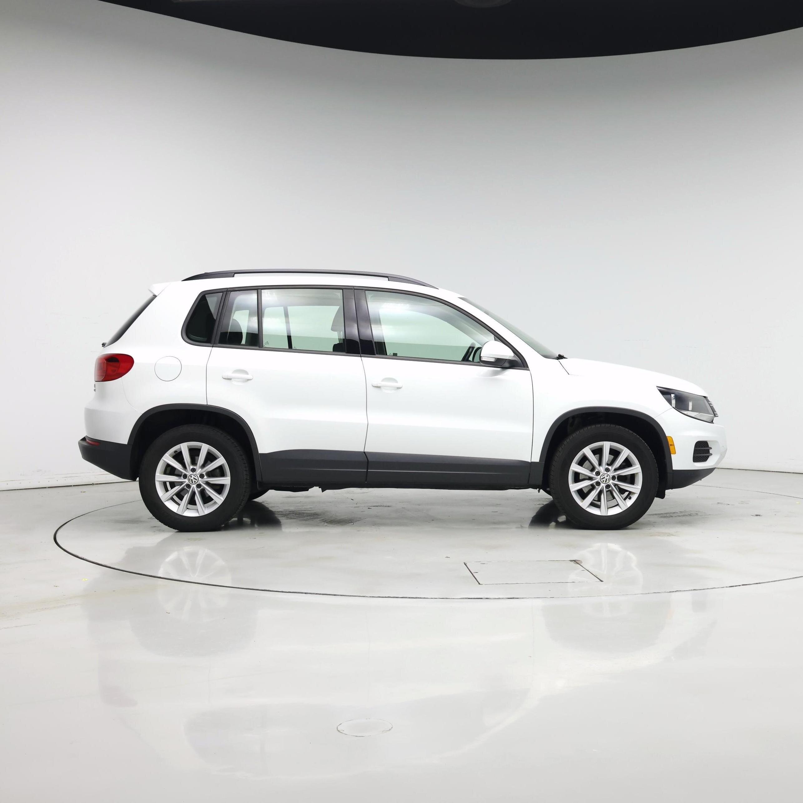 Thumbnail: 2017 Volkswagen Tiguan - 7