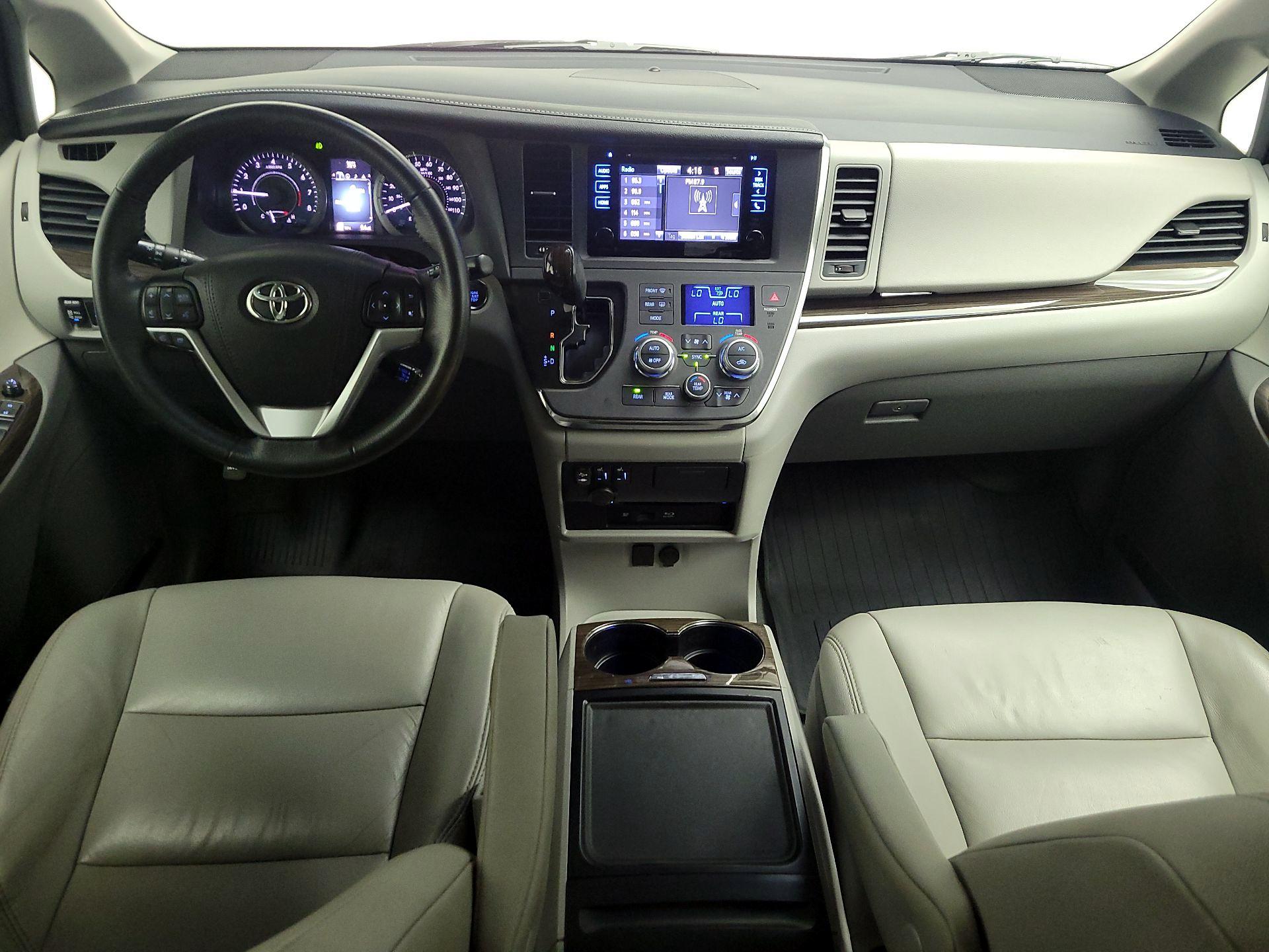 Thumbnail: 2017 Toyota Sienna - 9