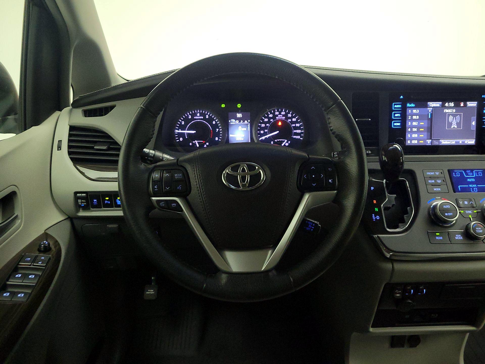 Thumbnail: 2017 Toyota Sienna - 10