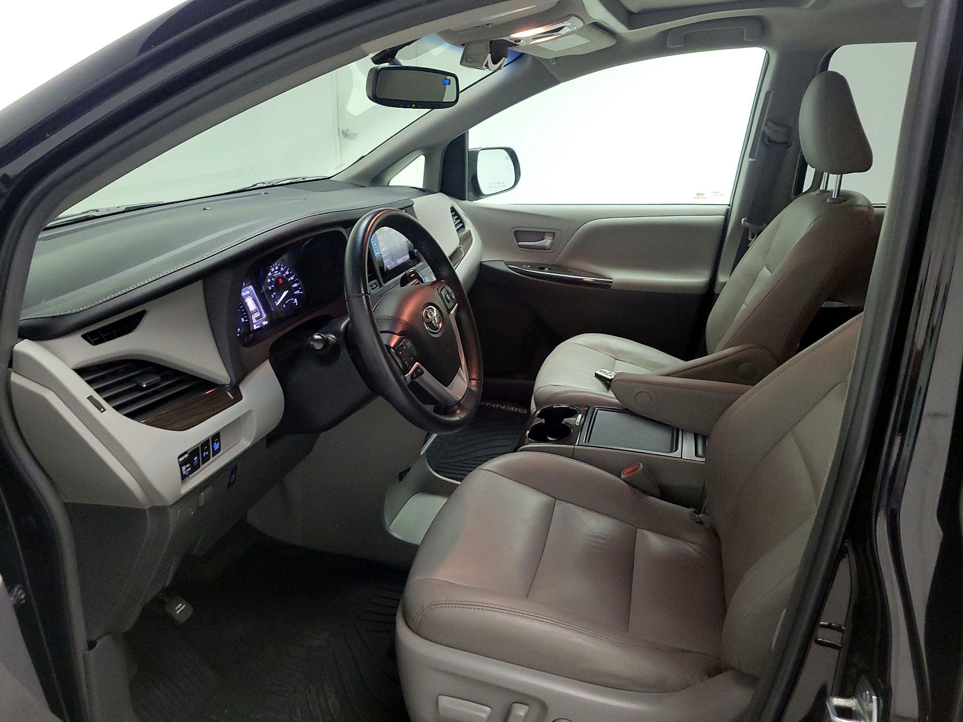 Thumbnail: 2017 Toyota Sienna - 11