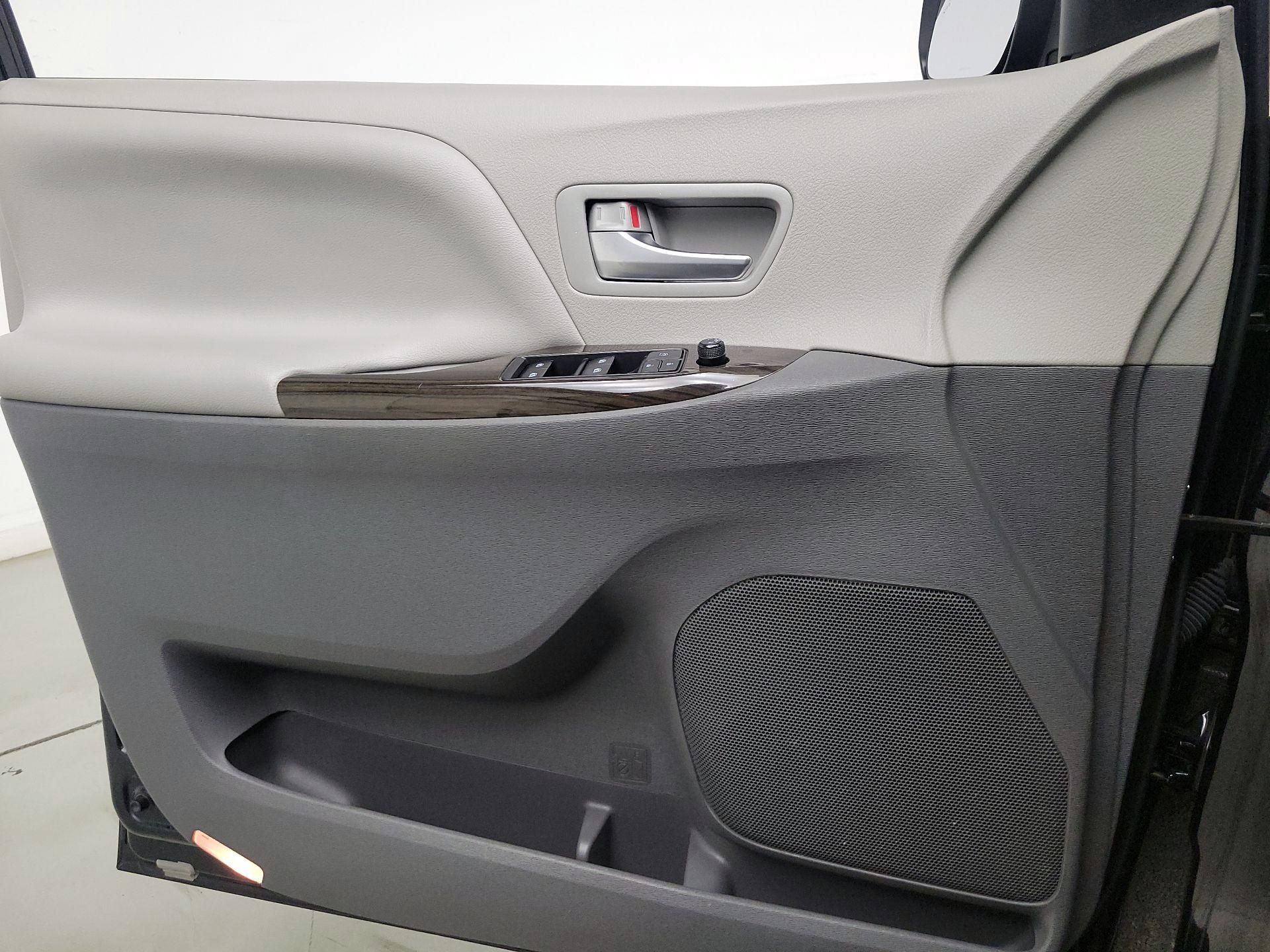 Thumbnail: 2017 Toyota Sienna - 12