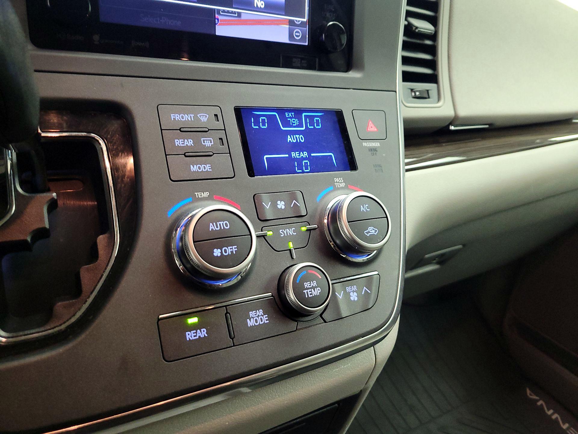 Thumbnail: 2017 Toyota Sienna - 15
