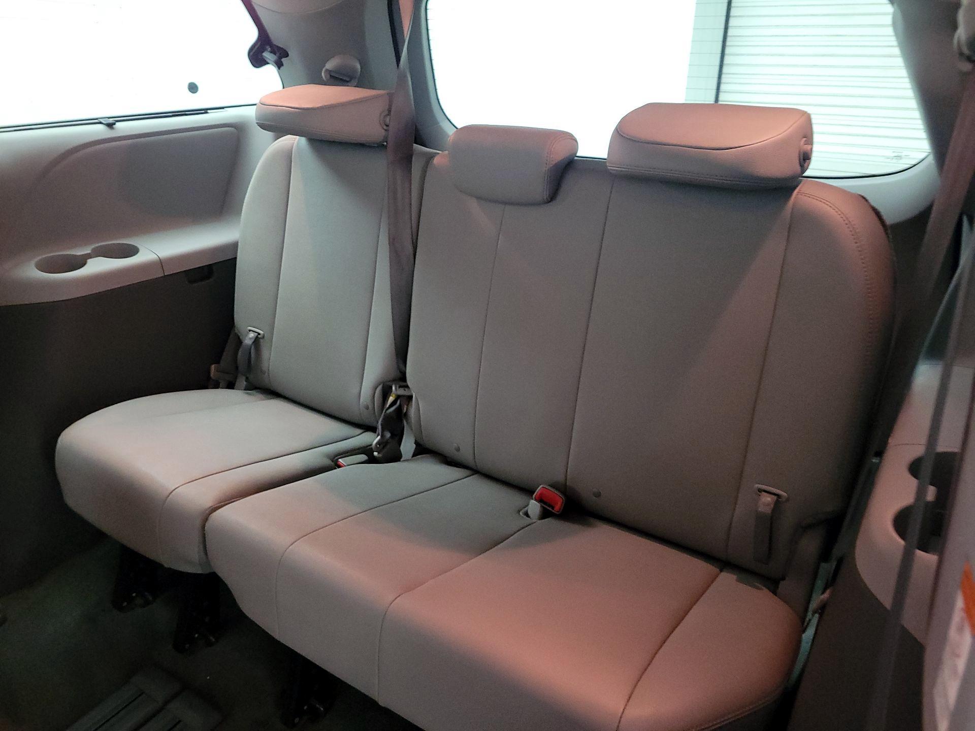 Thumbnail: 2017 Toyota Sienna - 18