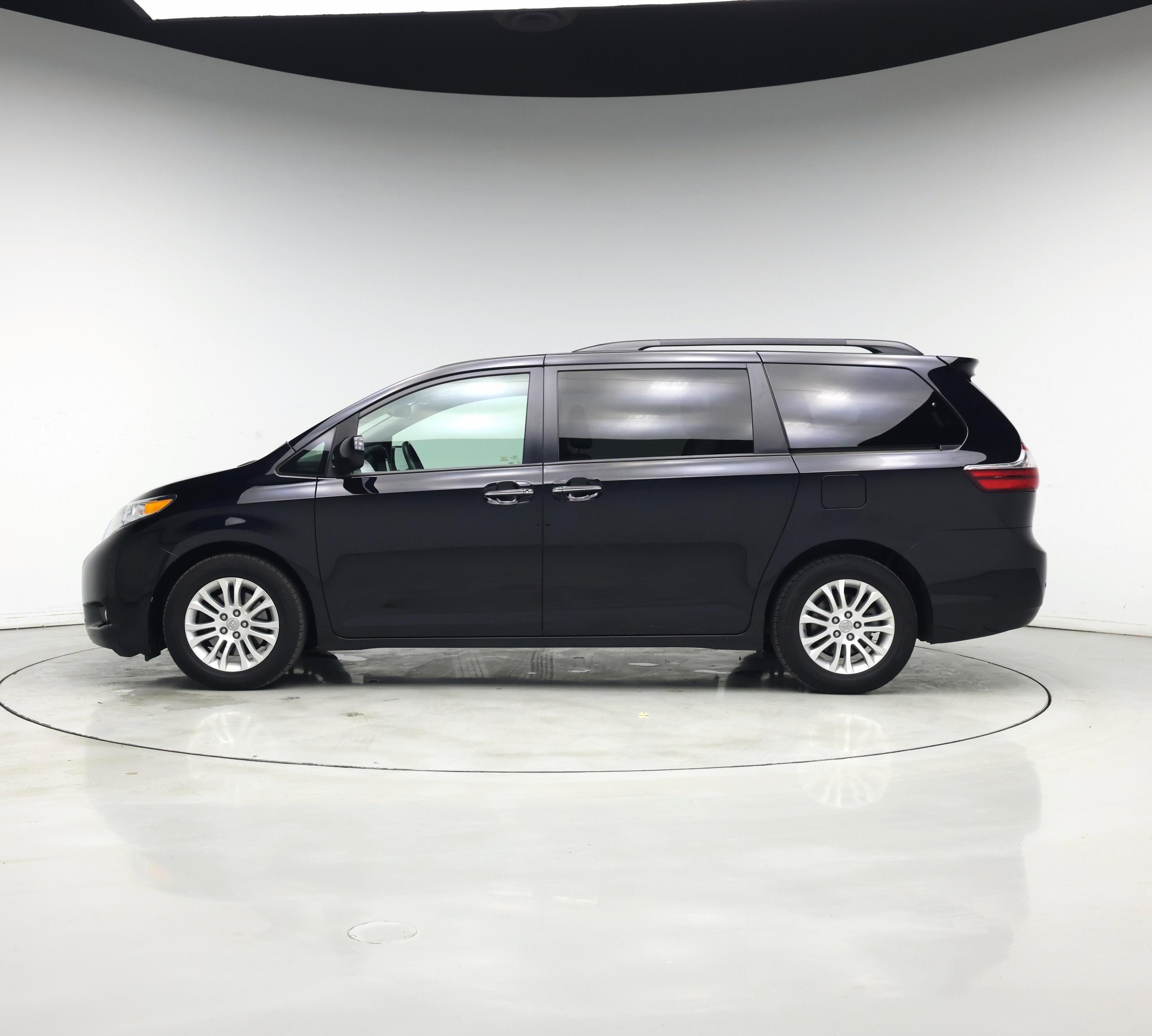 Thumbnail: 2017 Toyota Sienna - 3