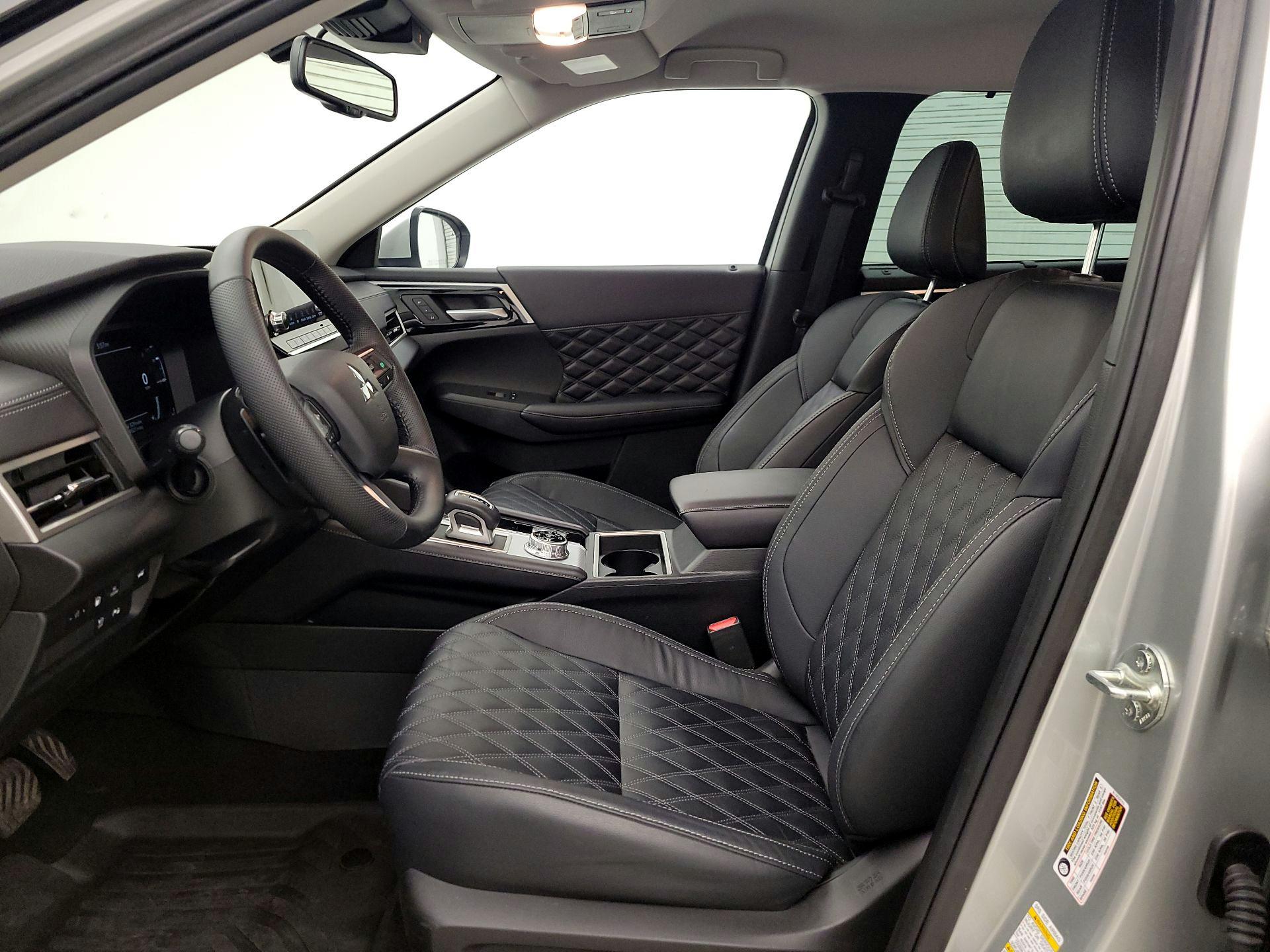Thumbnail: 2023 Mitsubishi Outlander - 11