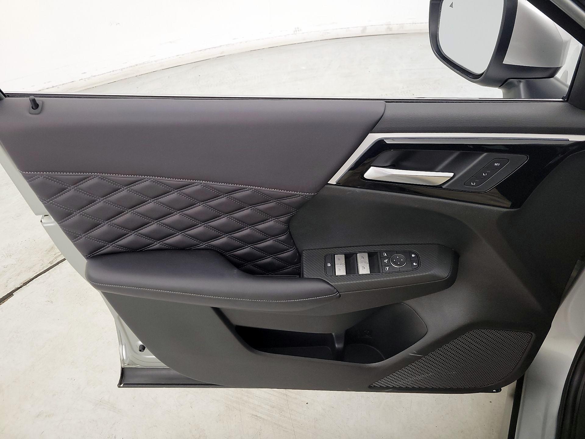 Thumbnail: 2023 Mitsubishi Outlander - 12