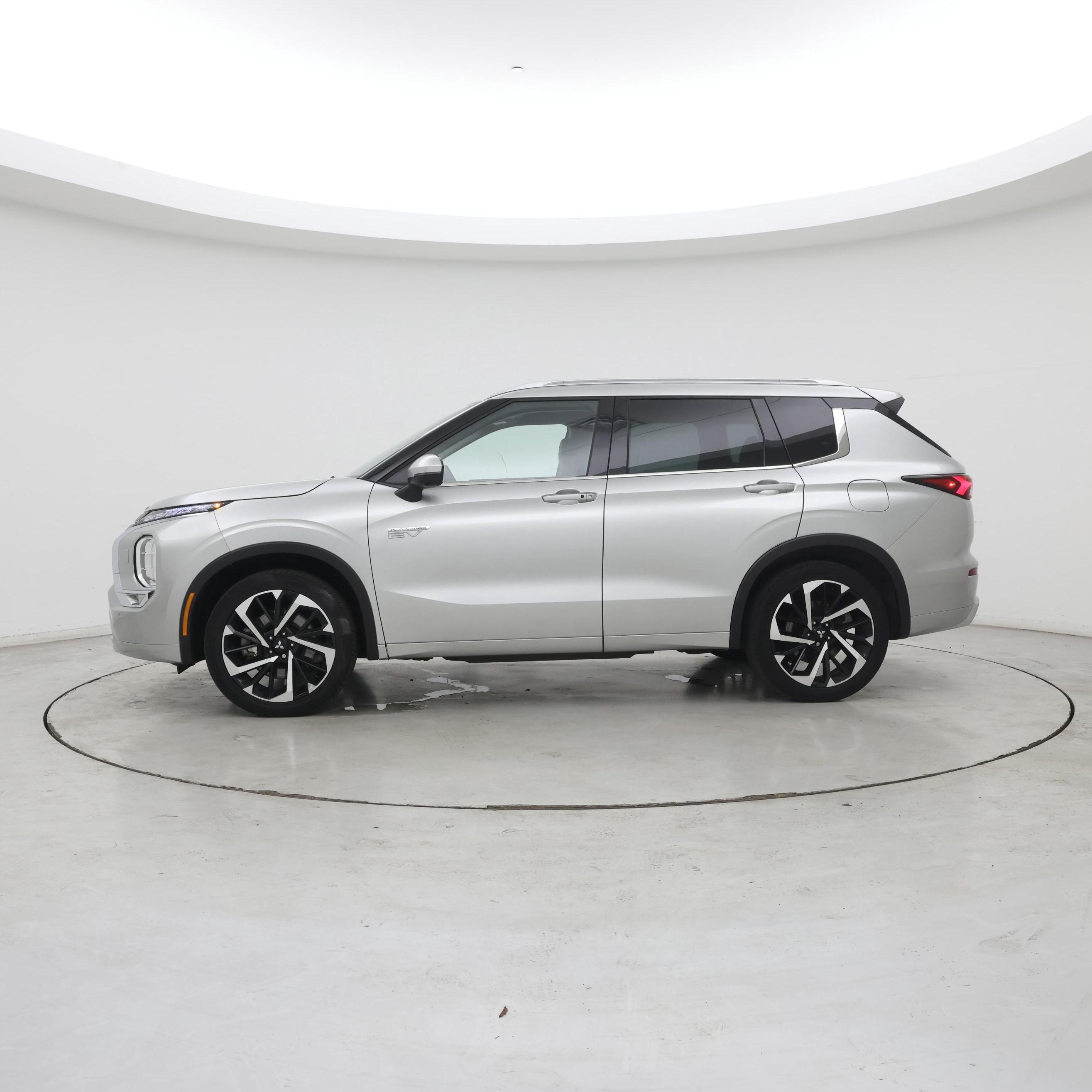 Thumbnail: 2023 Mitsubishi Outlander - 3