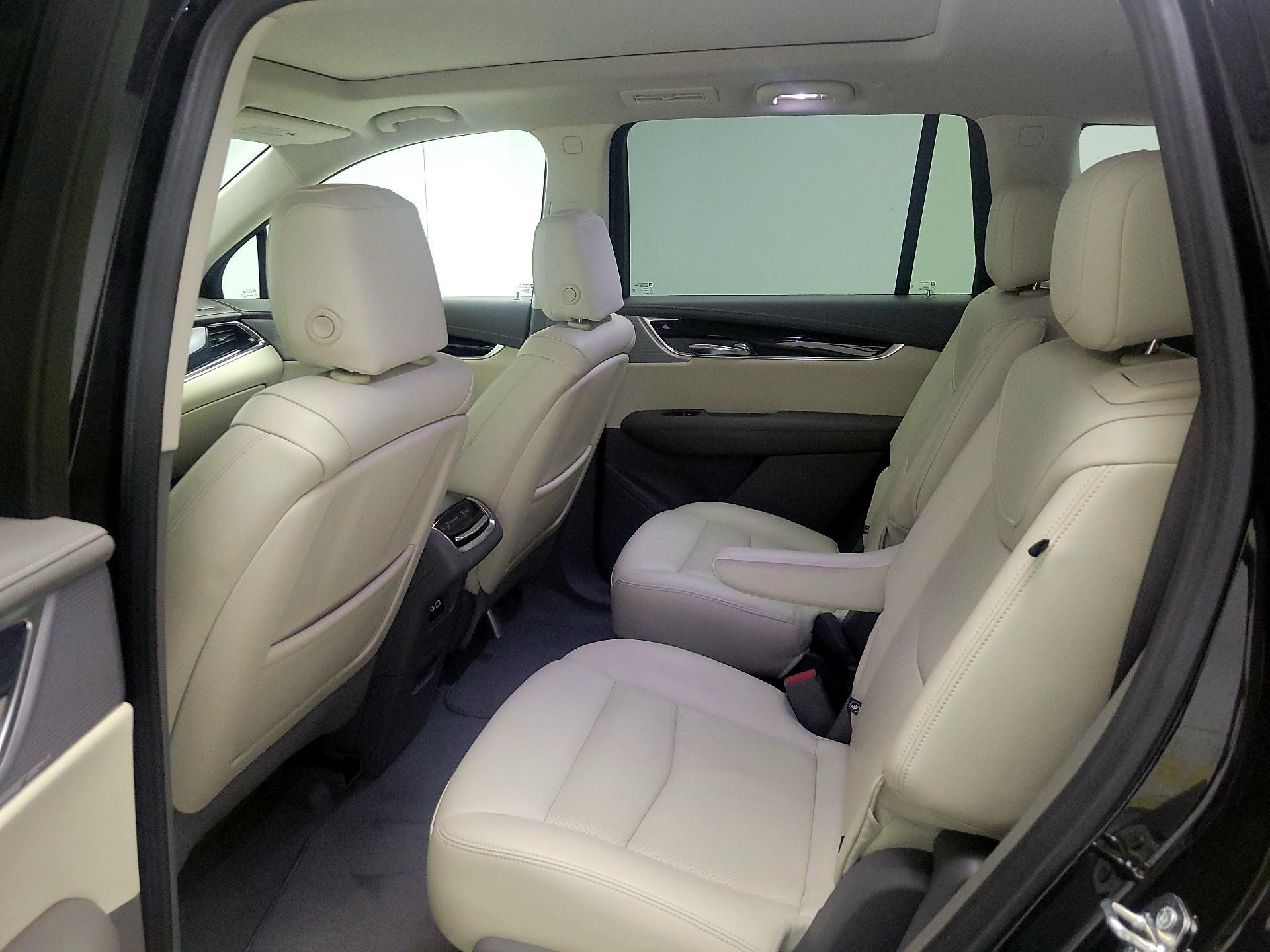 Thumbnail: 2023 Cadillac XT6 - 17