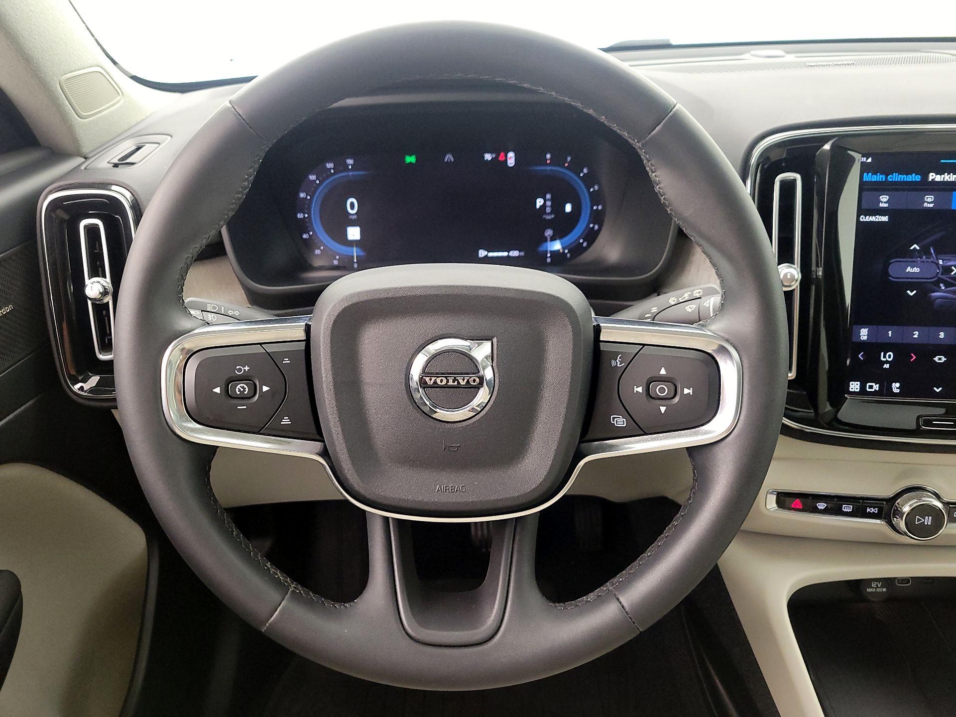 Thumbnail: 2023 Volvo XC40 - 10