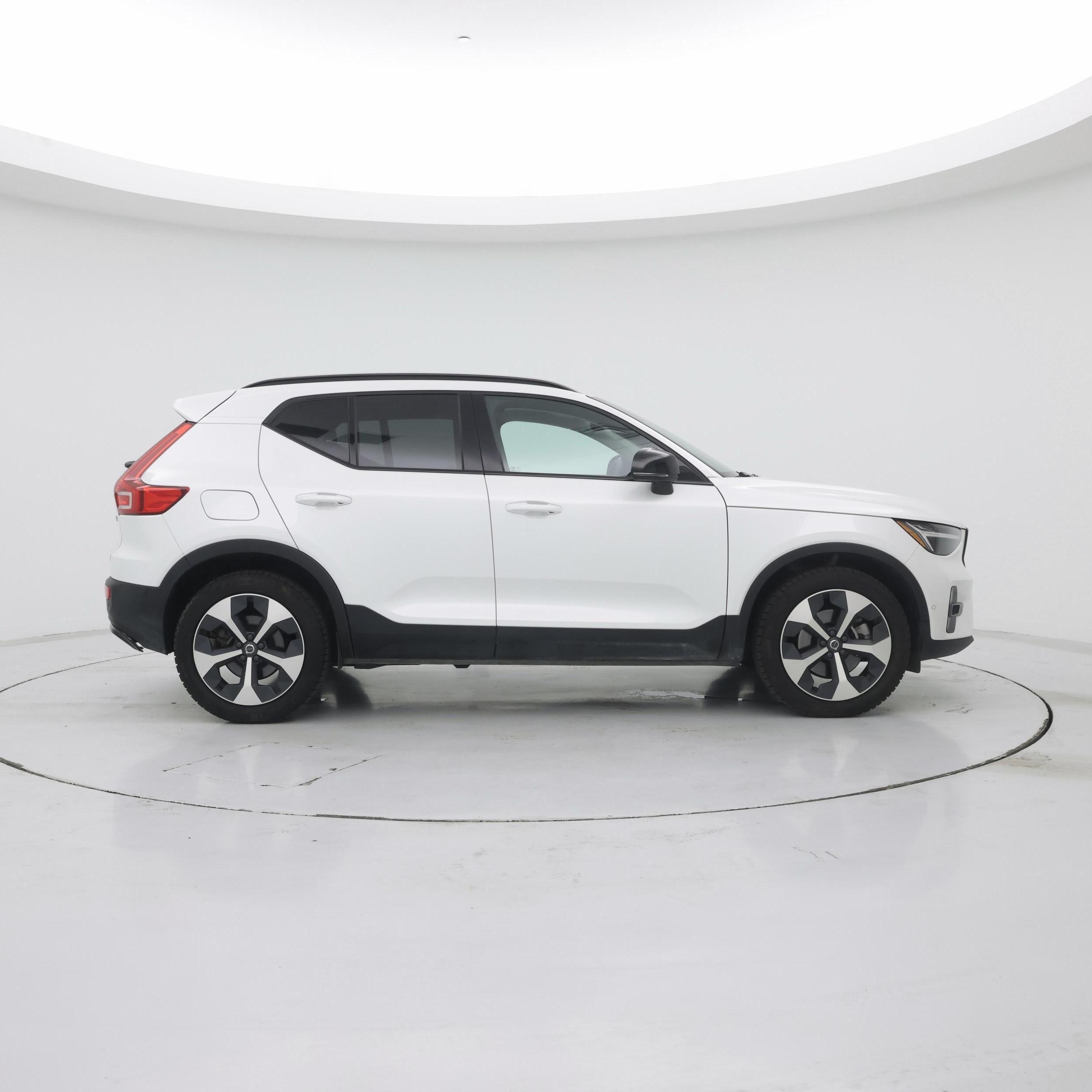 Thumbnail: 2023 Volvo XC40 - 7