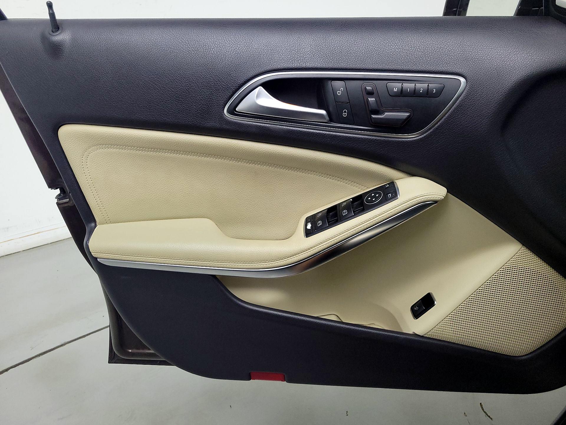 Thumbnail: 2015 Mercedes-Benz GLA - 12
