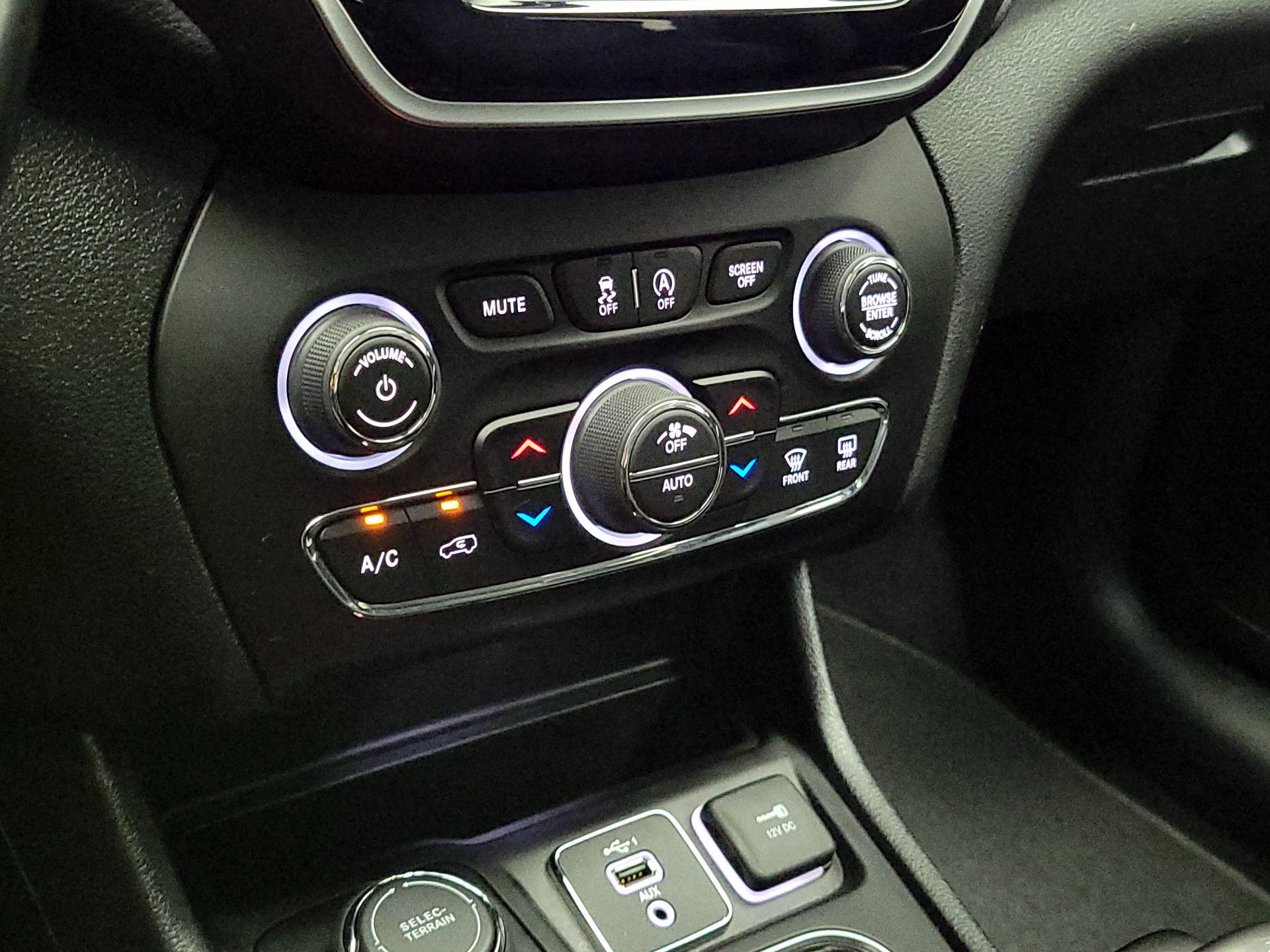 Thumbnail: 2020 Jeep Cherokee - 16