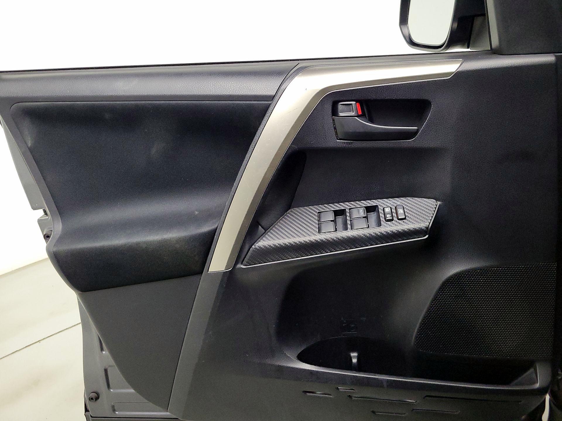 Thumbnail: 2015 Toyota RAV4 - 12