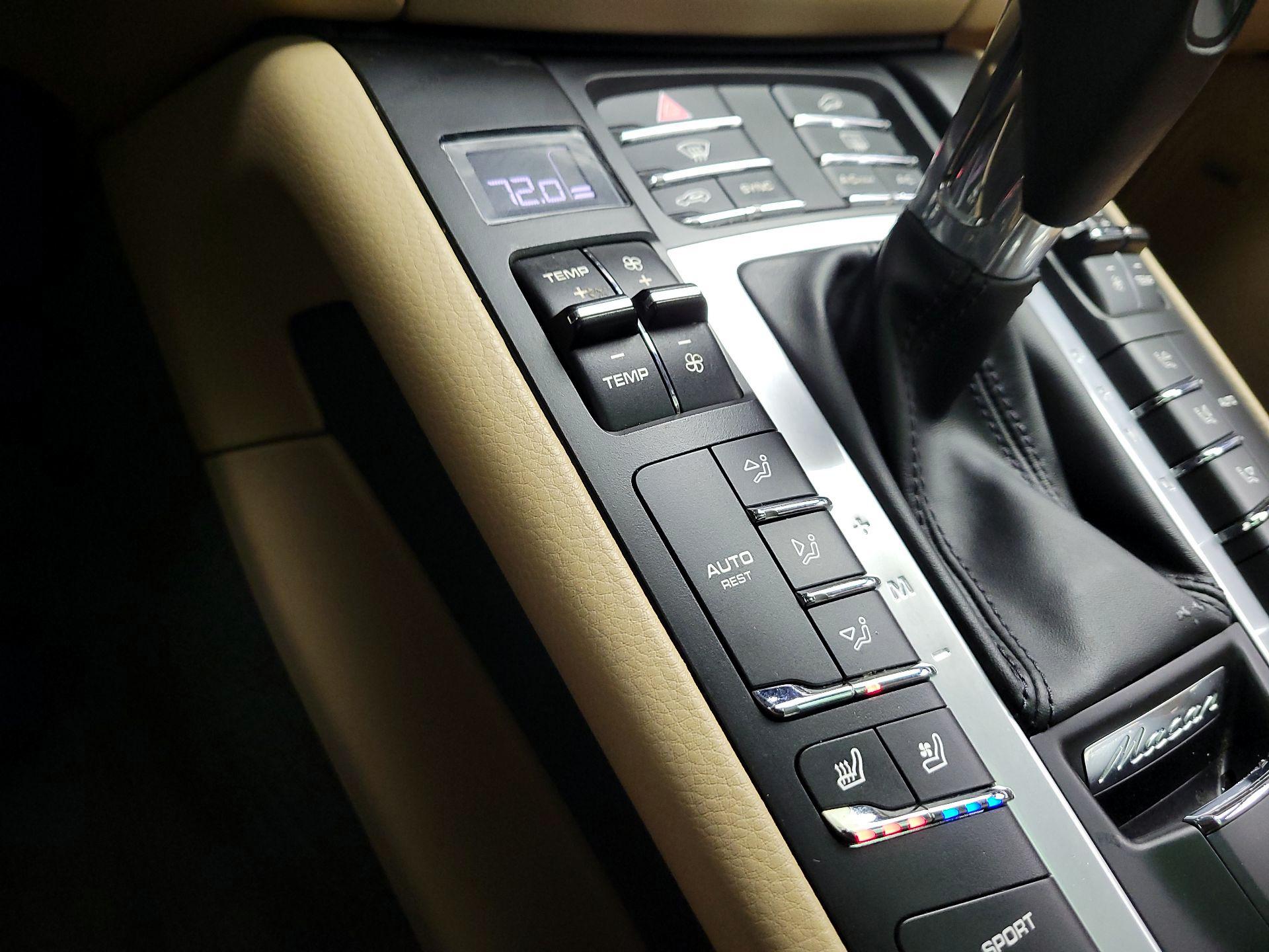 Thumbnail: 2020 Porsche Macan - 15