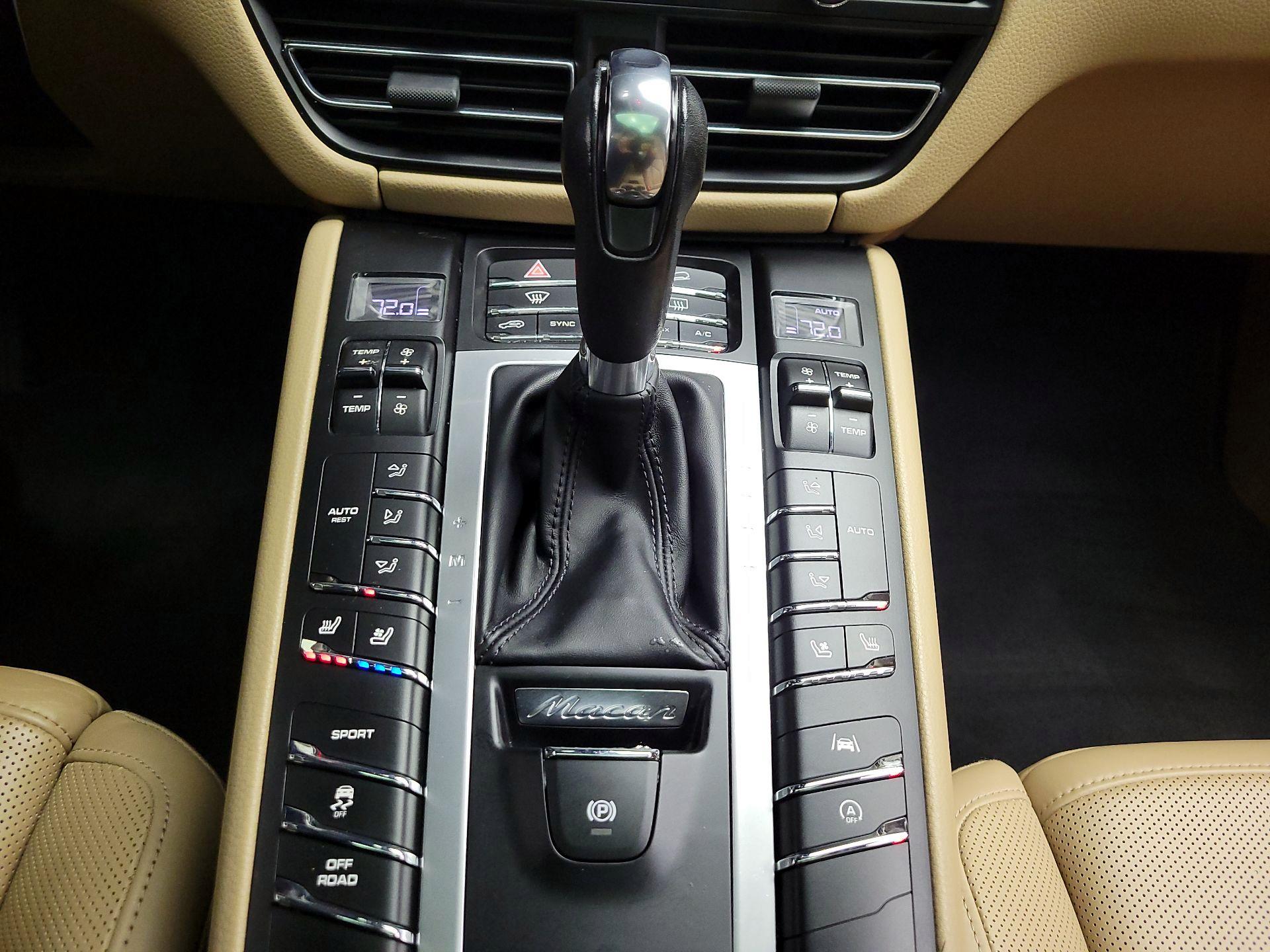 Thumbnail: 2020 Porsche Macan - 16