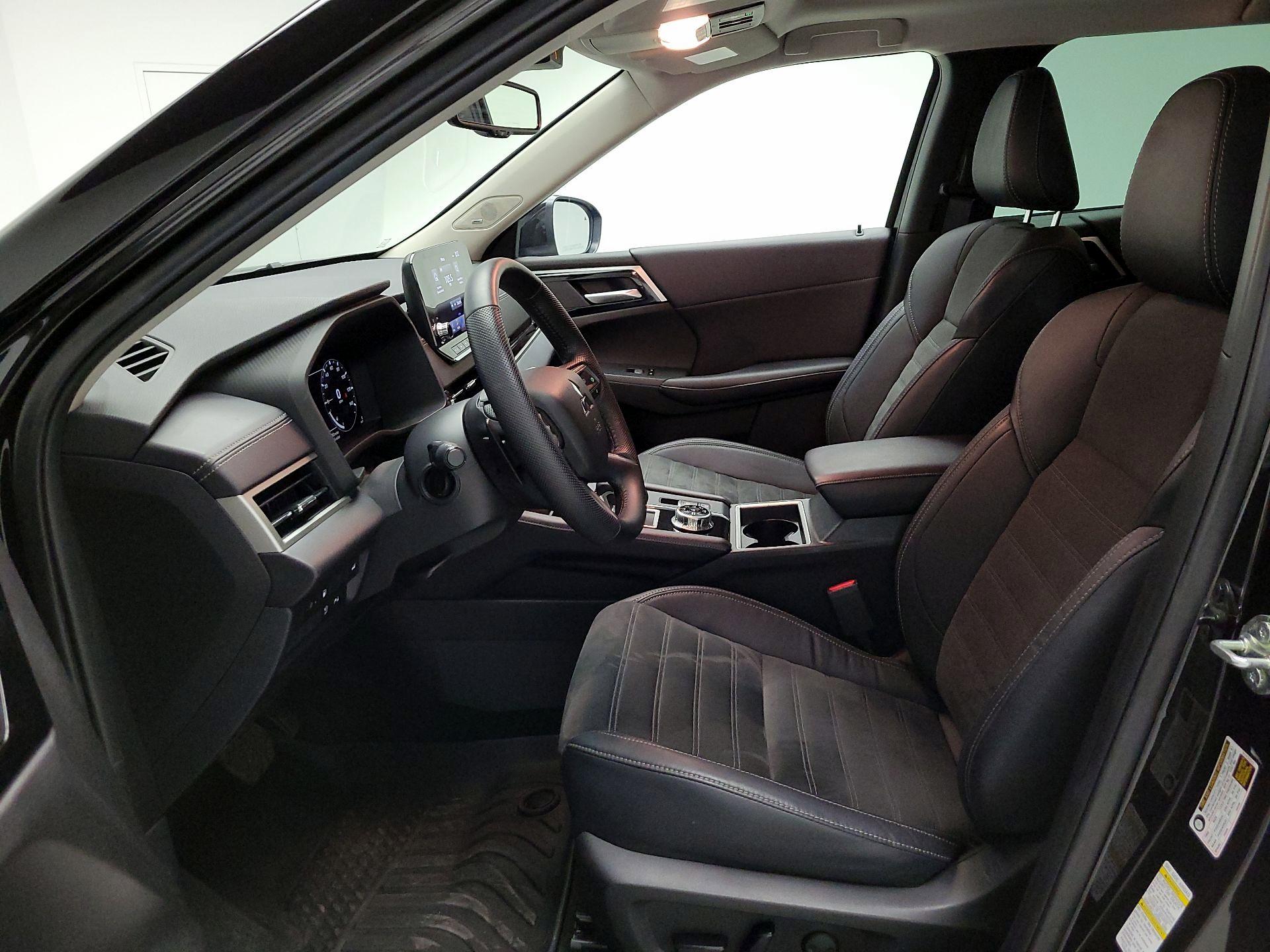 Thumbnail: 2023 Mitsubishi Outlander - 11