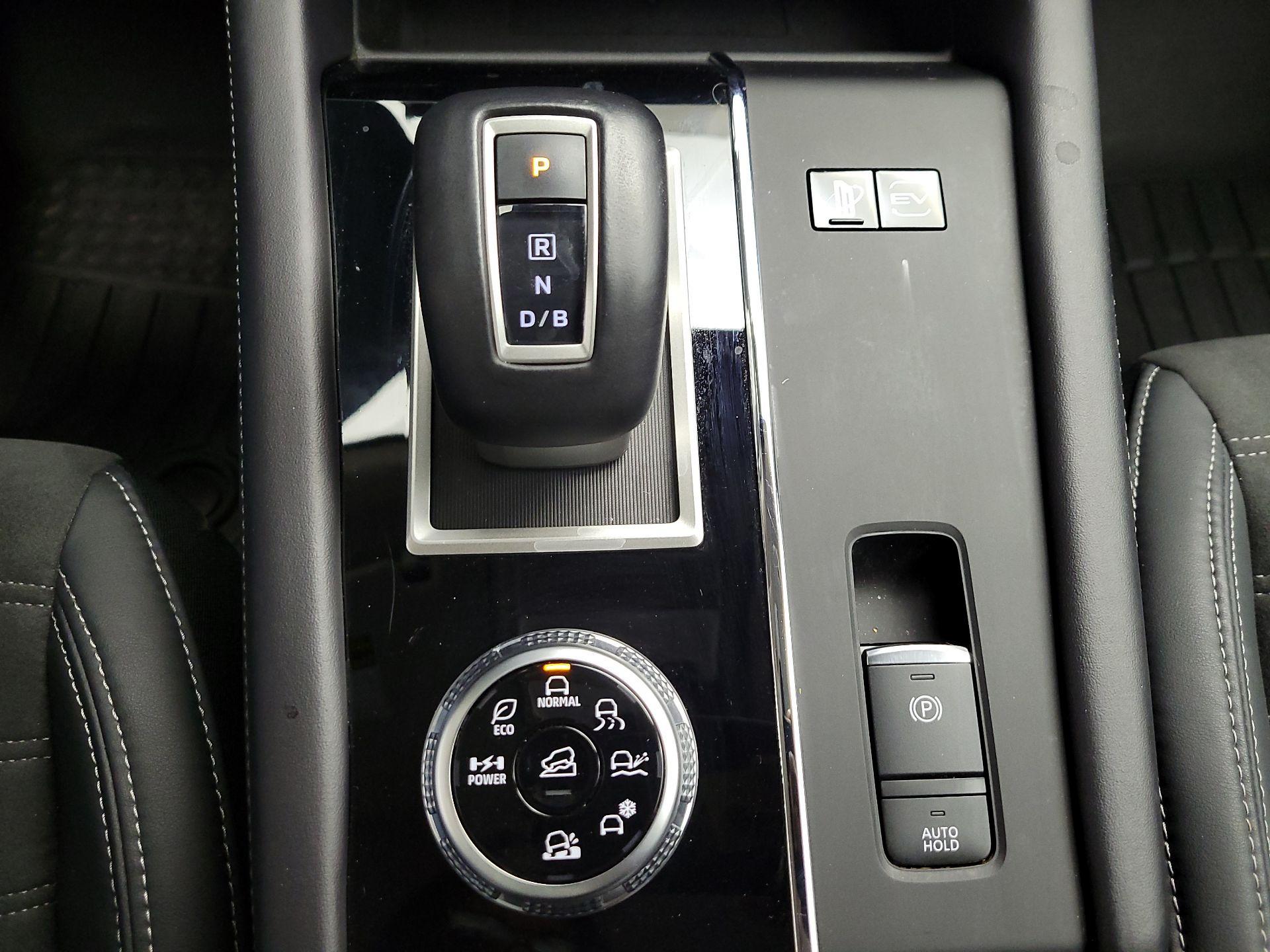 Thumbnail: 2023 Mitsubishi Outlander - 18