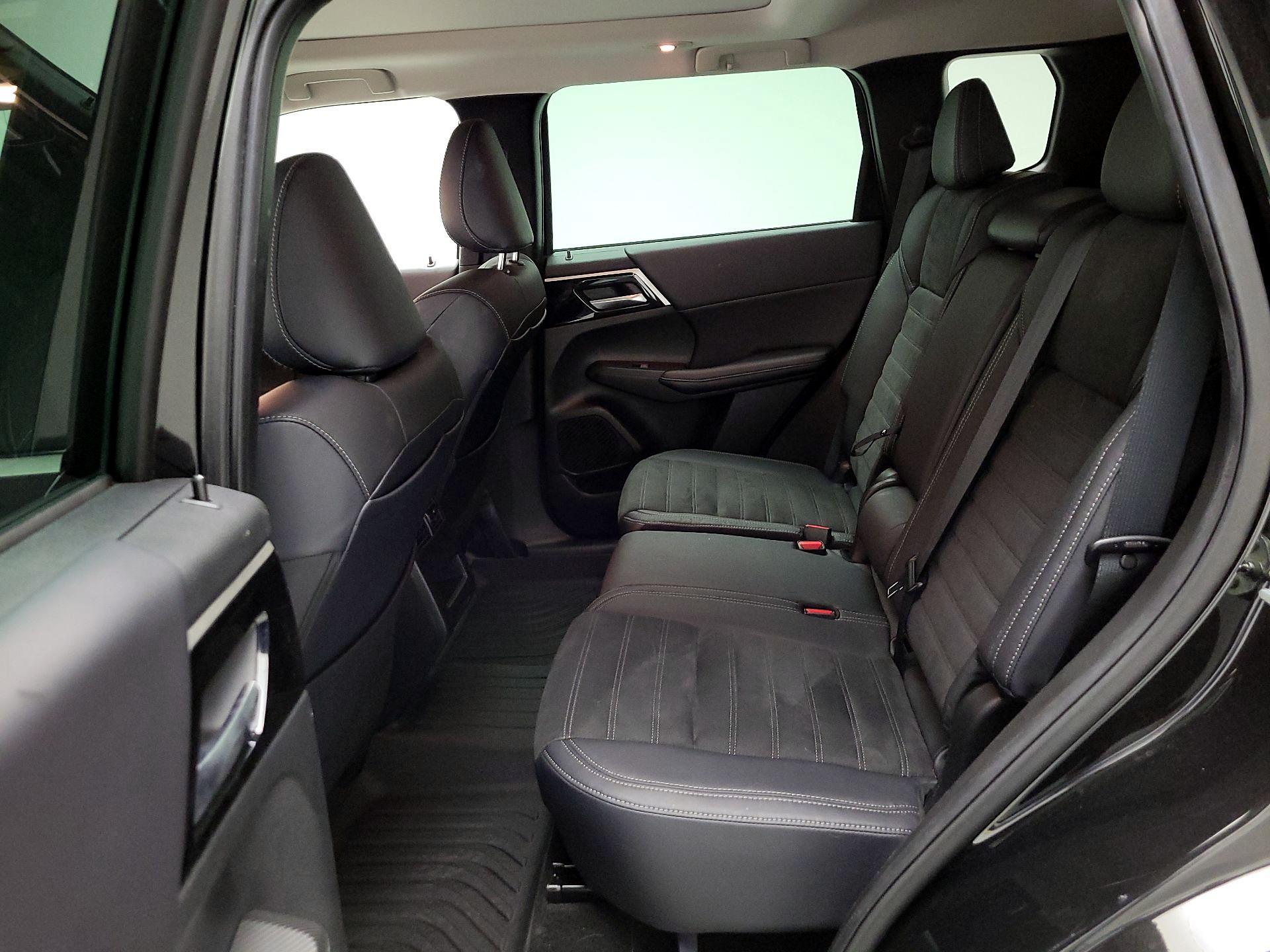 Thumbnail: 2023 Mitsubishi Outlander - 20