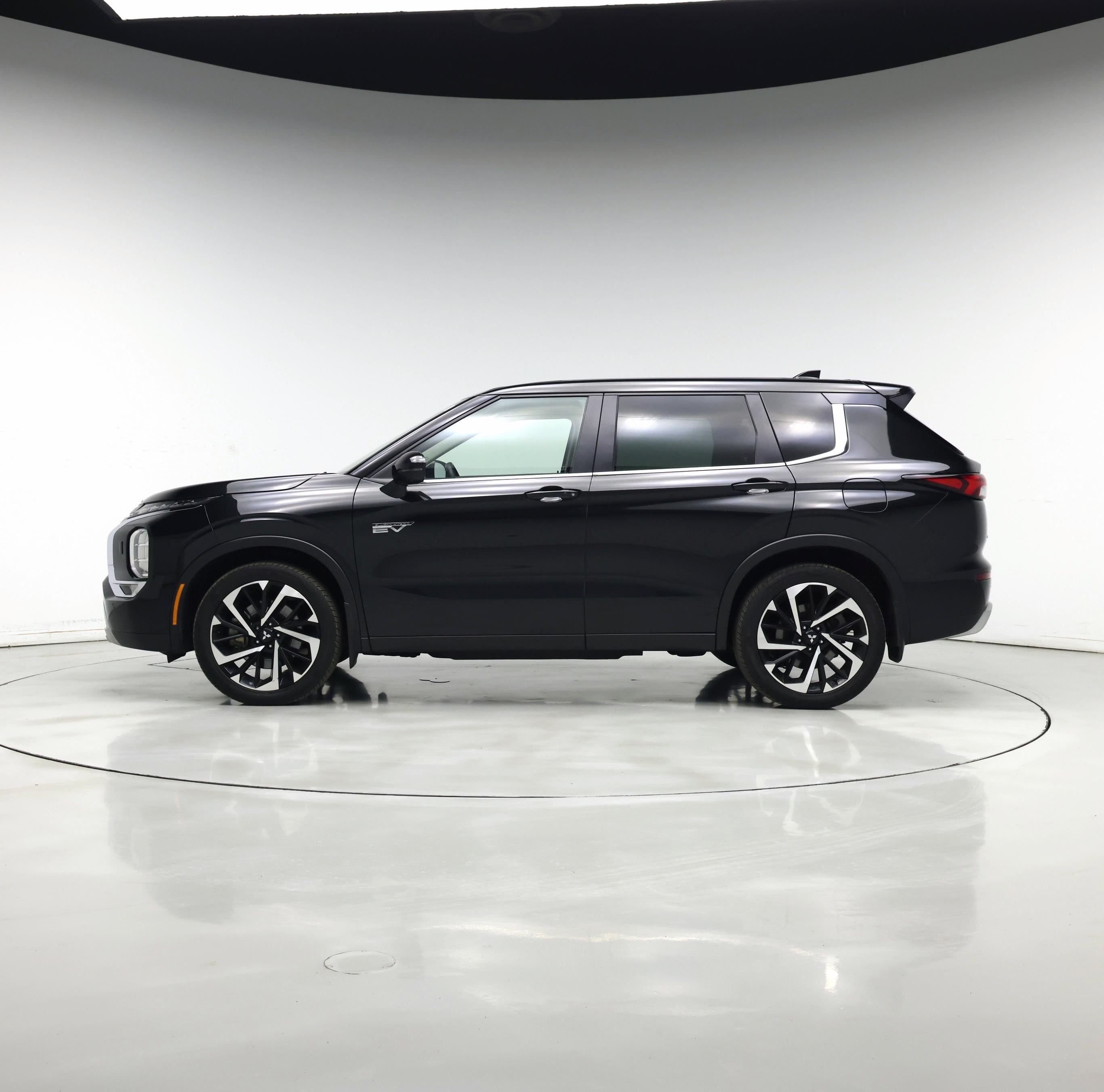 Thumbnail: 2023 Mitsubishi Outlander - 3