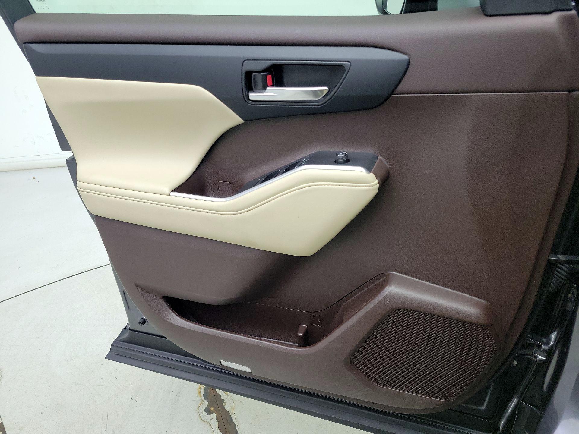 Thumbnail: 2021 Toyota Highlander - 12