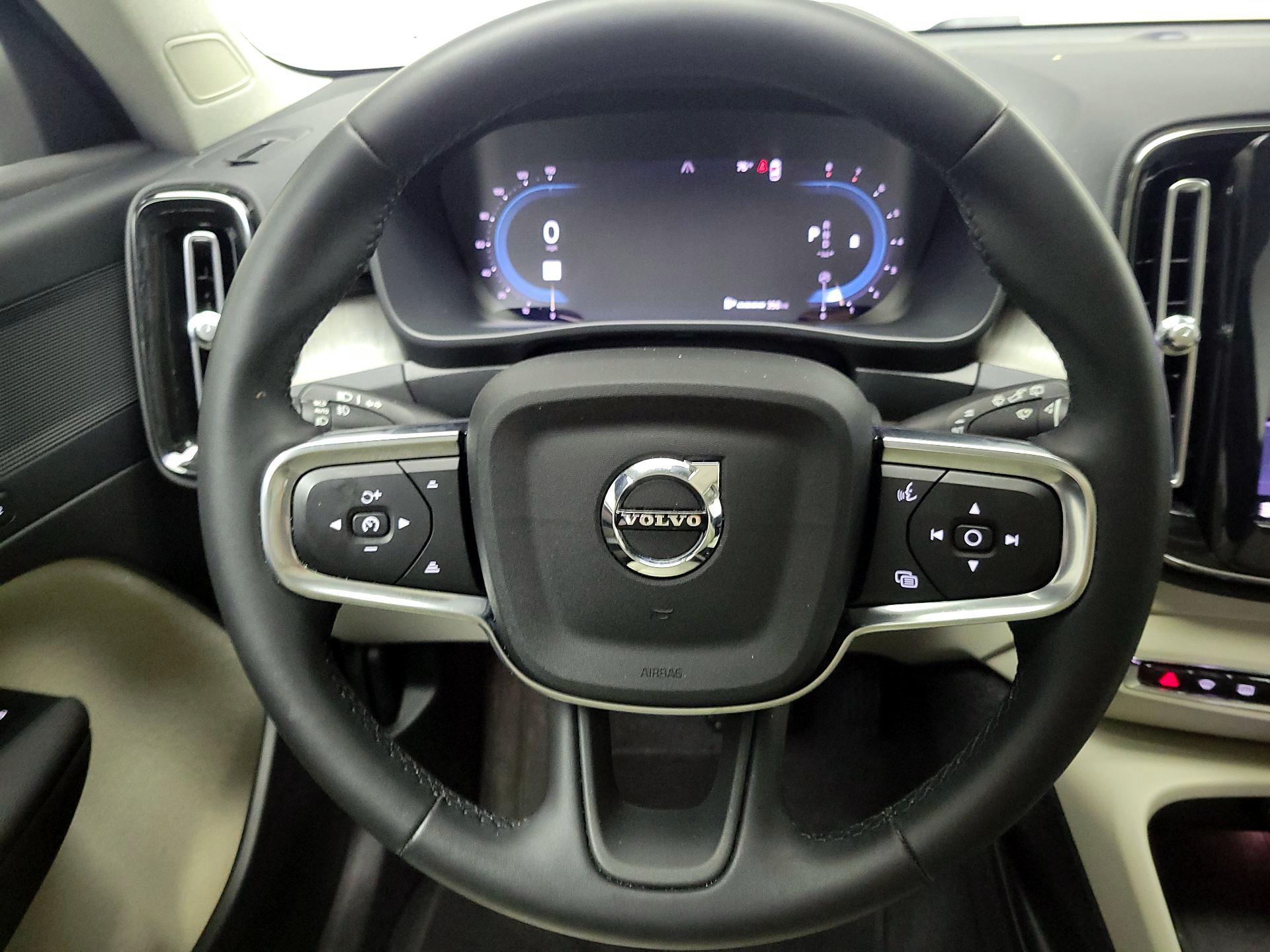 Thumbnail: 2023 Volvo XC40 - 10