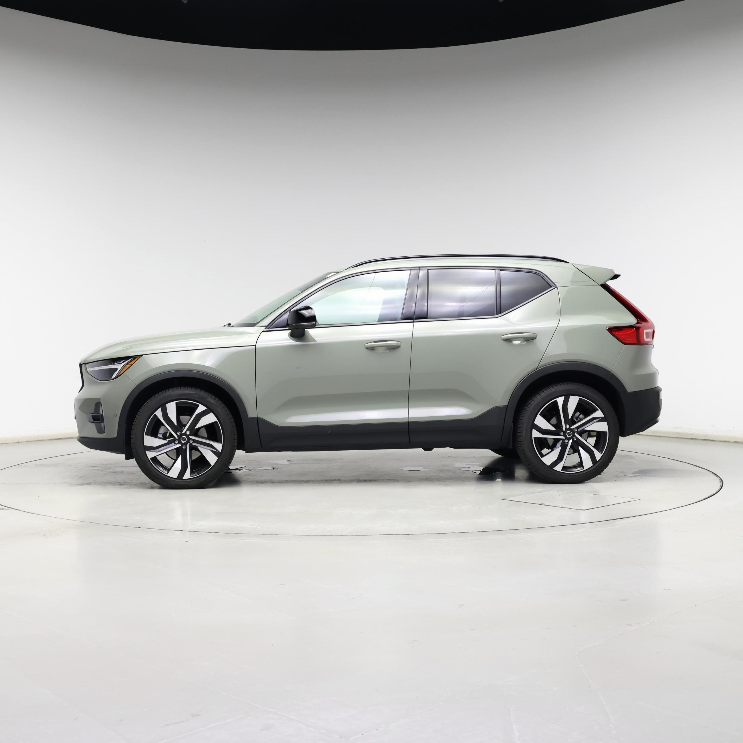 Thumbnail: 2023 Volvo XC40 - 3