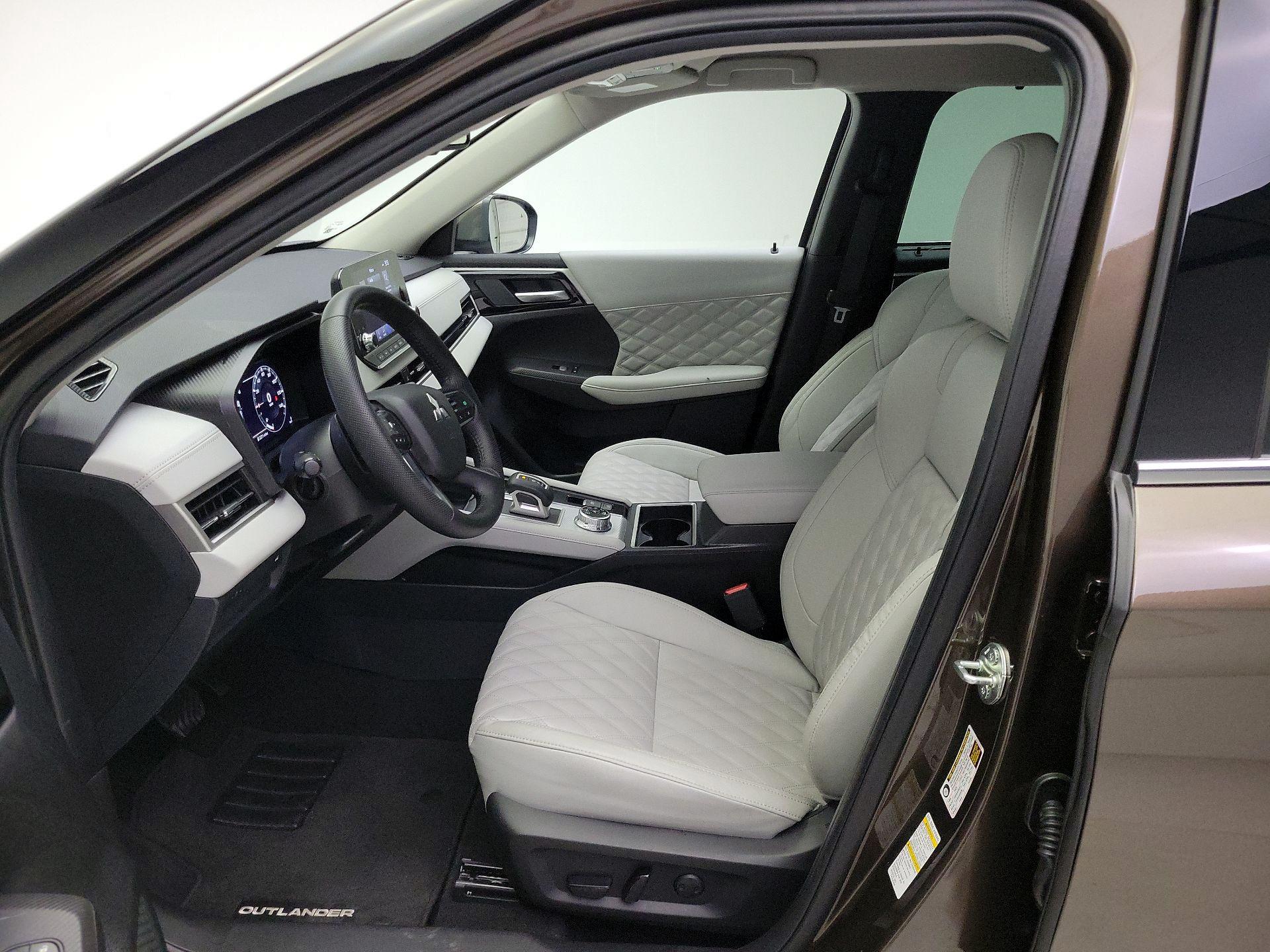 Thumbnail: 2023 Mitsubishi Outlander - 11