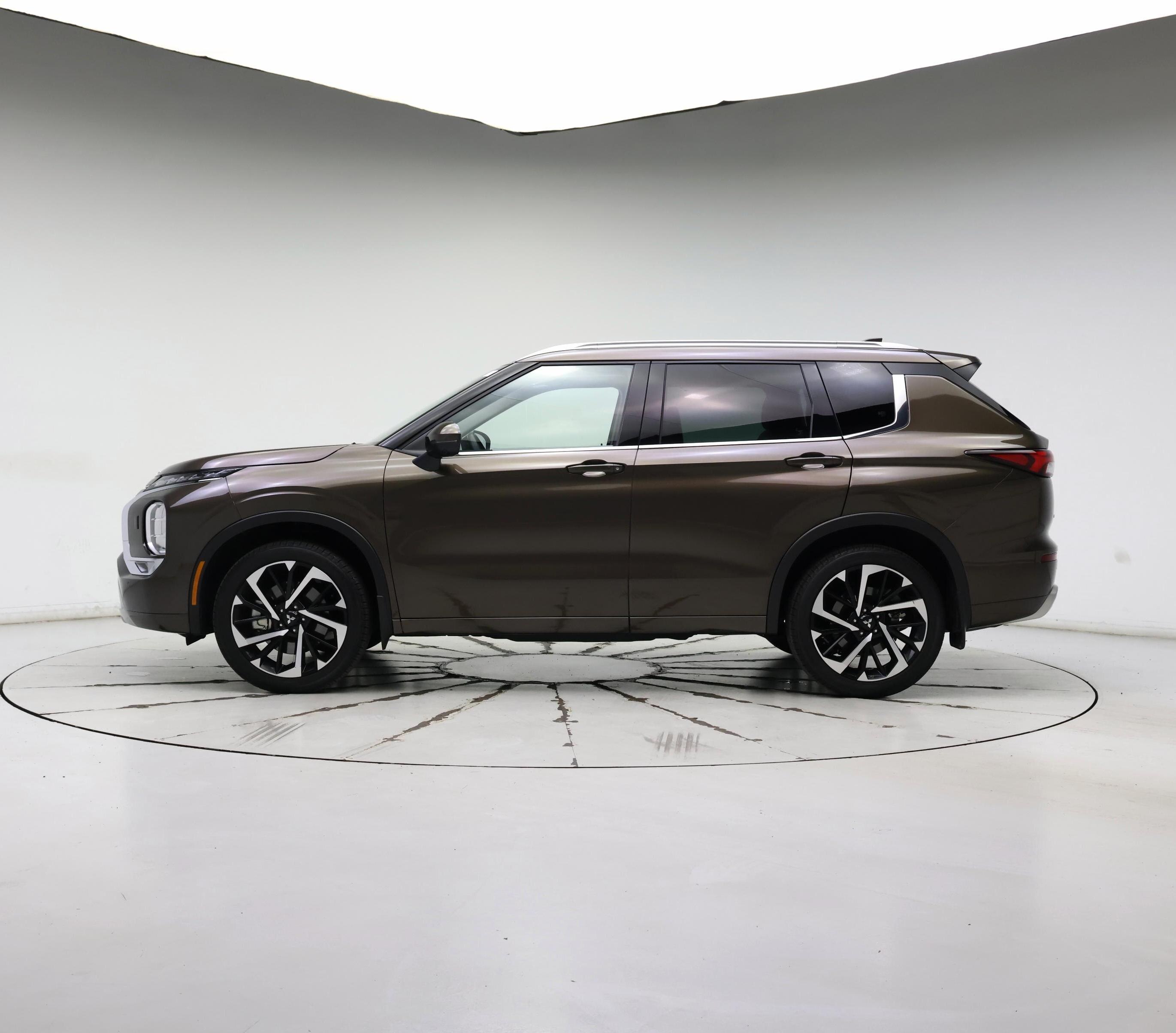 Thumbnail: 2023 Mitsubishi Outlander - 3