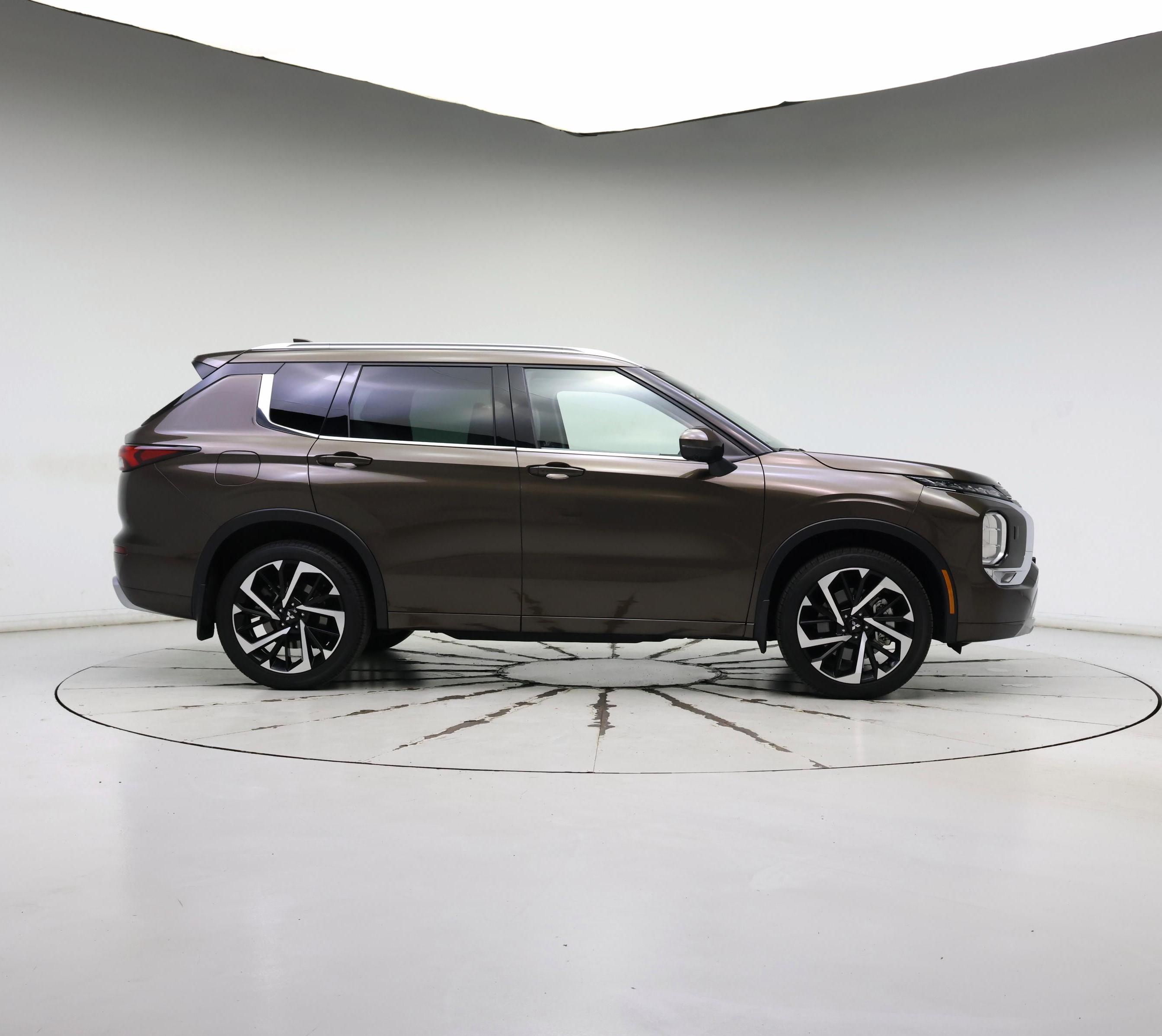 Thumbnail: 2023 Mitsubishi Outlander - 7