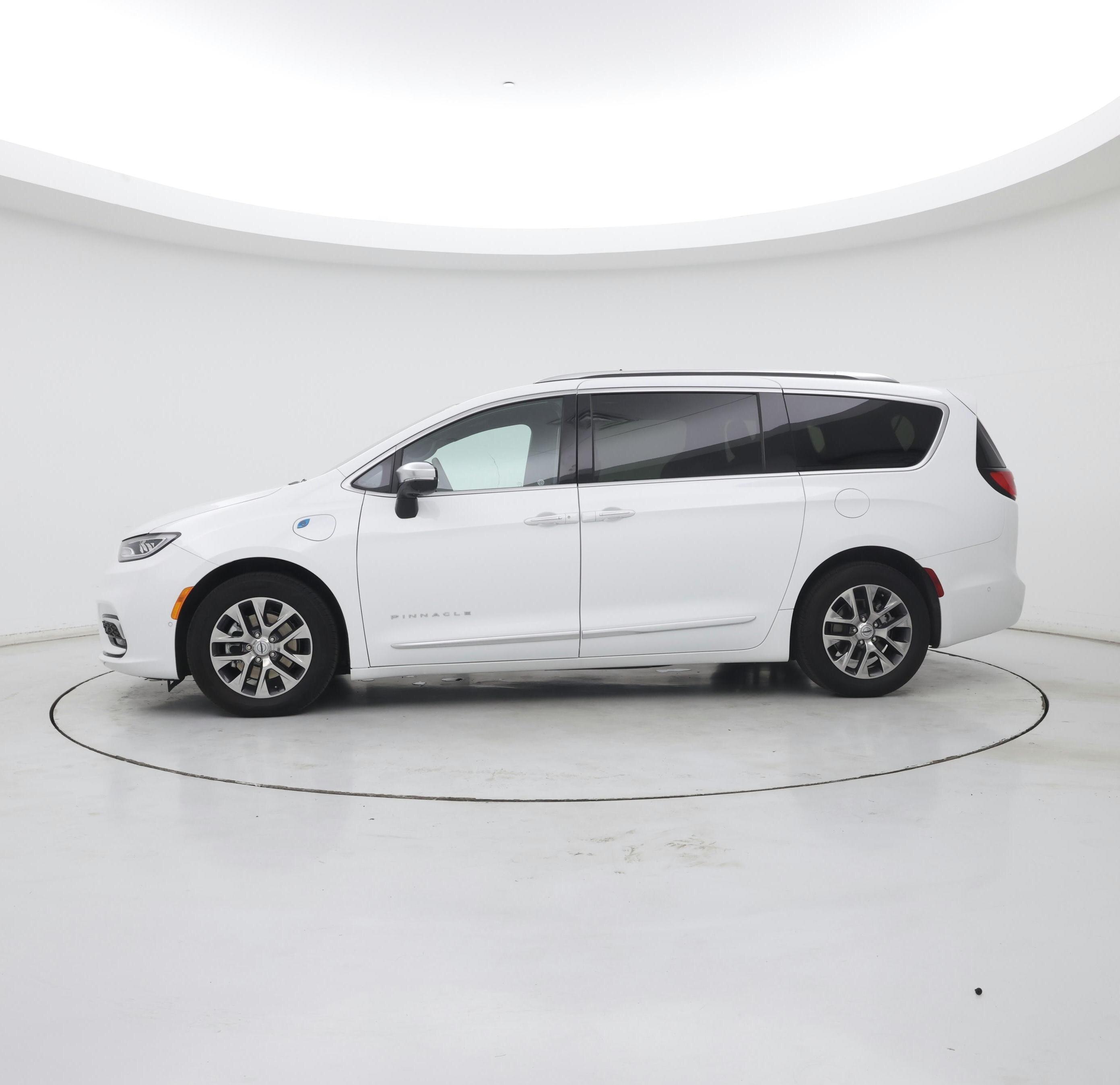 Thumbnail: 2023 Chrysler Pacifica - 3