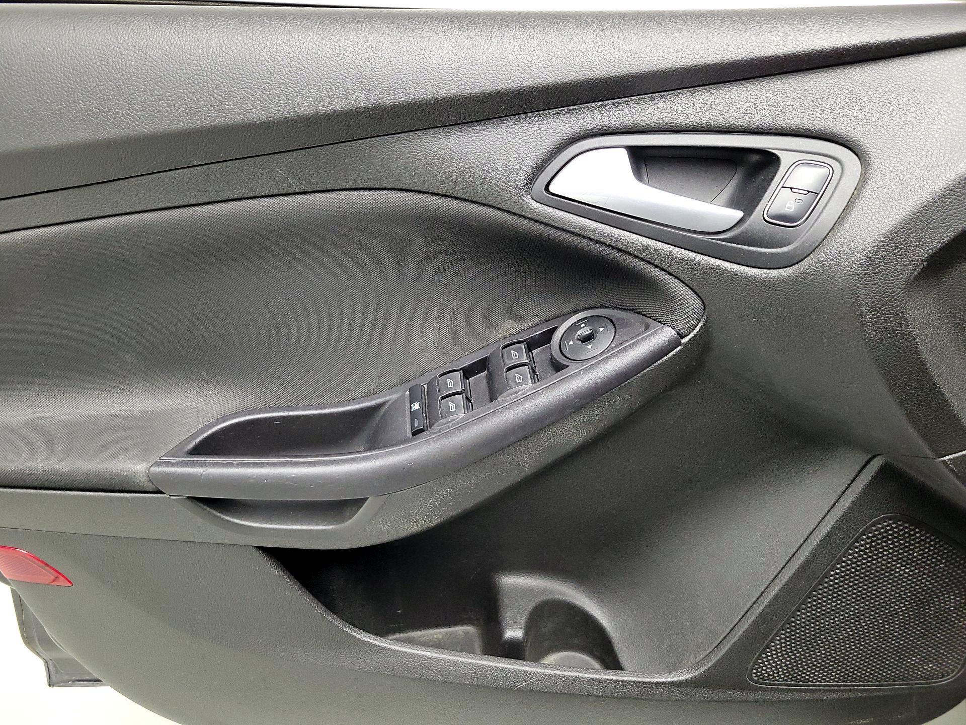 Thumbnail: 2015 Ford Focus - 12