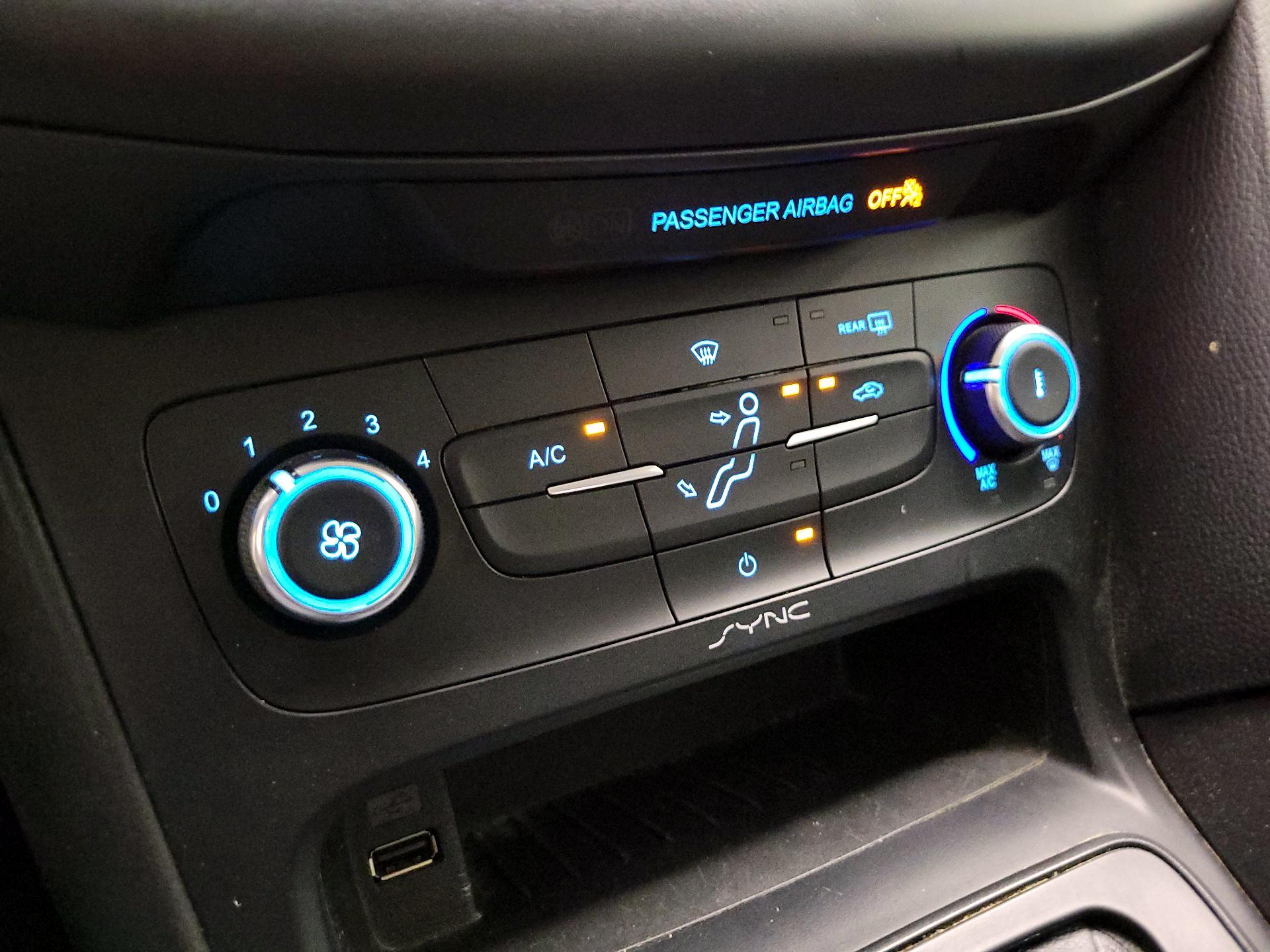 Thumbnail: 2015 Ford Focus - 16