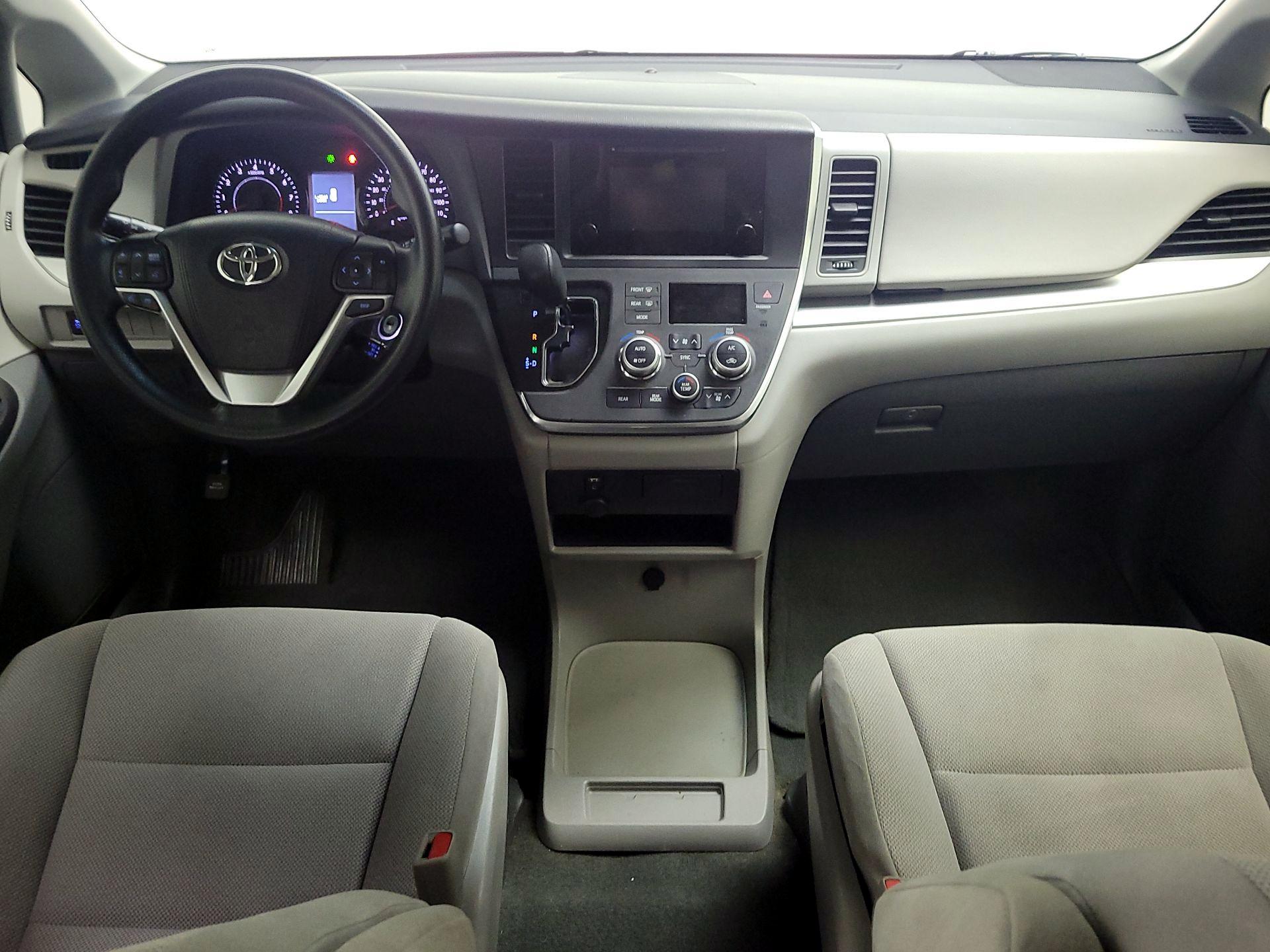 Thumbnail: 2017 Toyota Sienna - 9