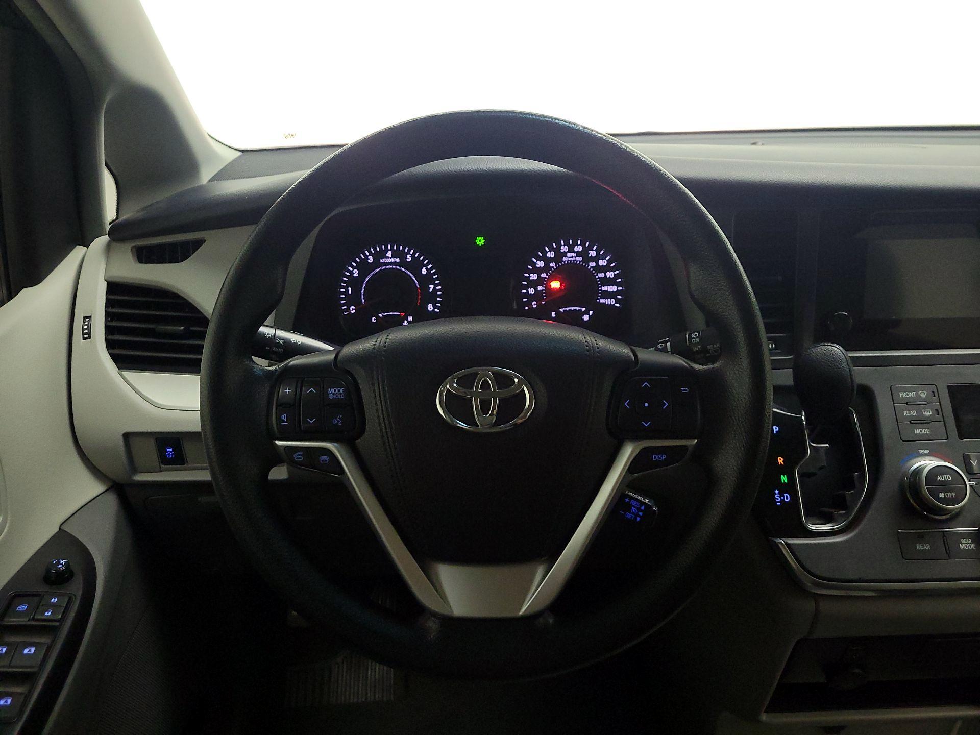 Thumbnail: 2017 Toyota Sienna - 10