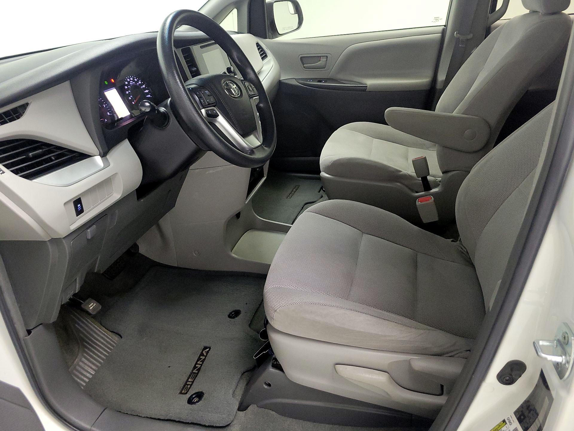 Thumbnail: 2017 Toyota Sienna - 11