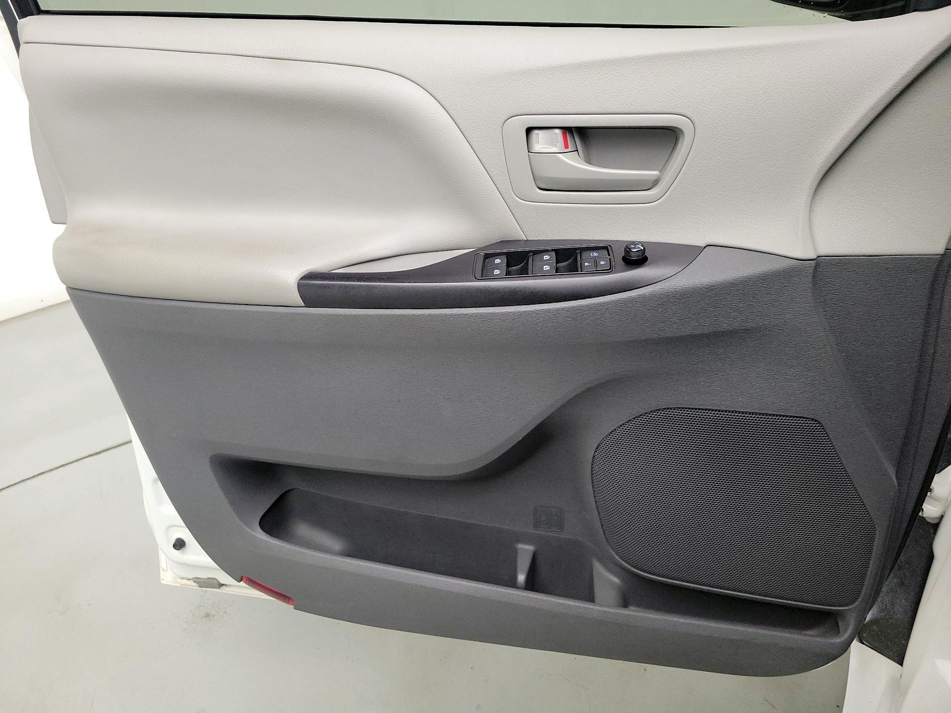 Thumbnail: 2017 Toyota Sienna - 12