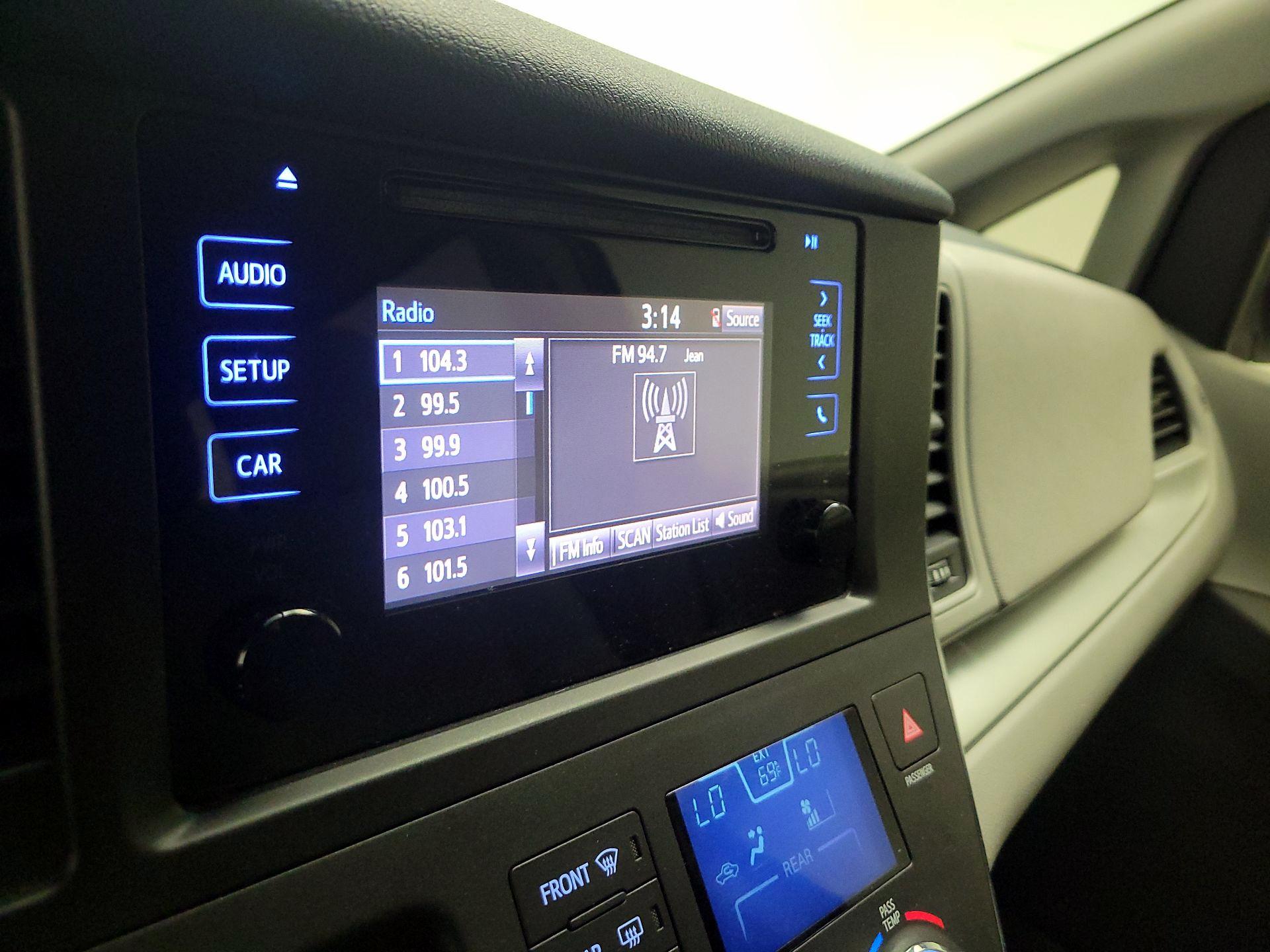 Thumbnail: 2017 Toyota Sienna - 13