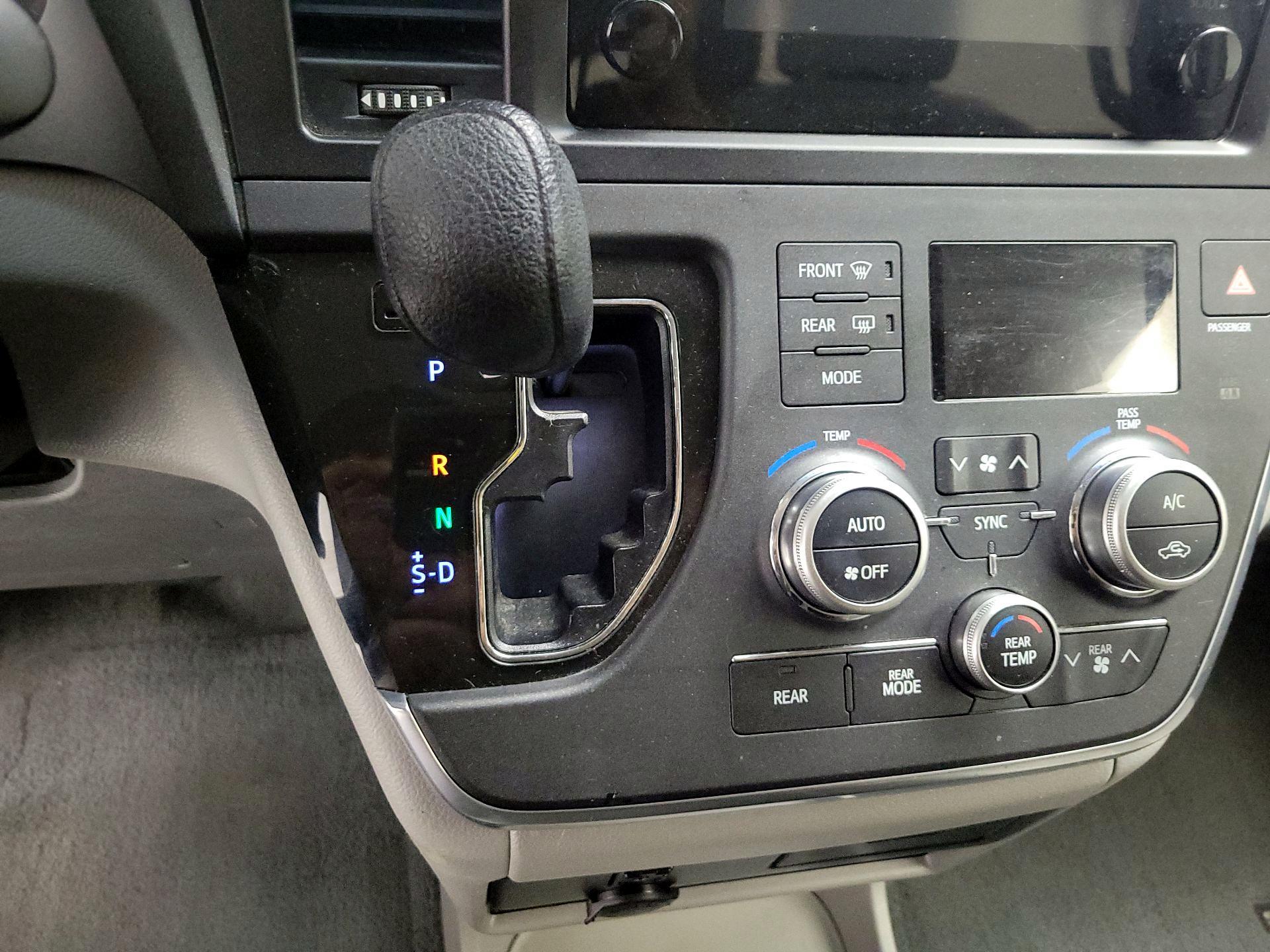 Thumbnail: 2017 Toyota Sienna - 15