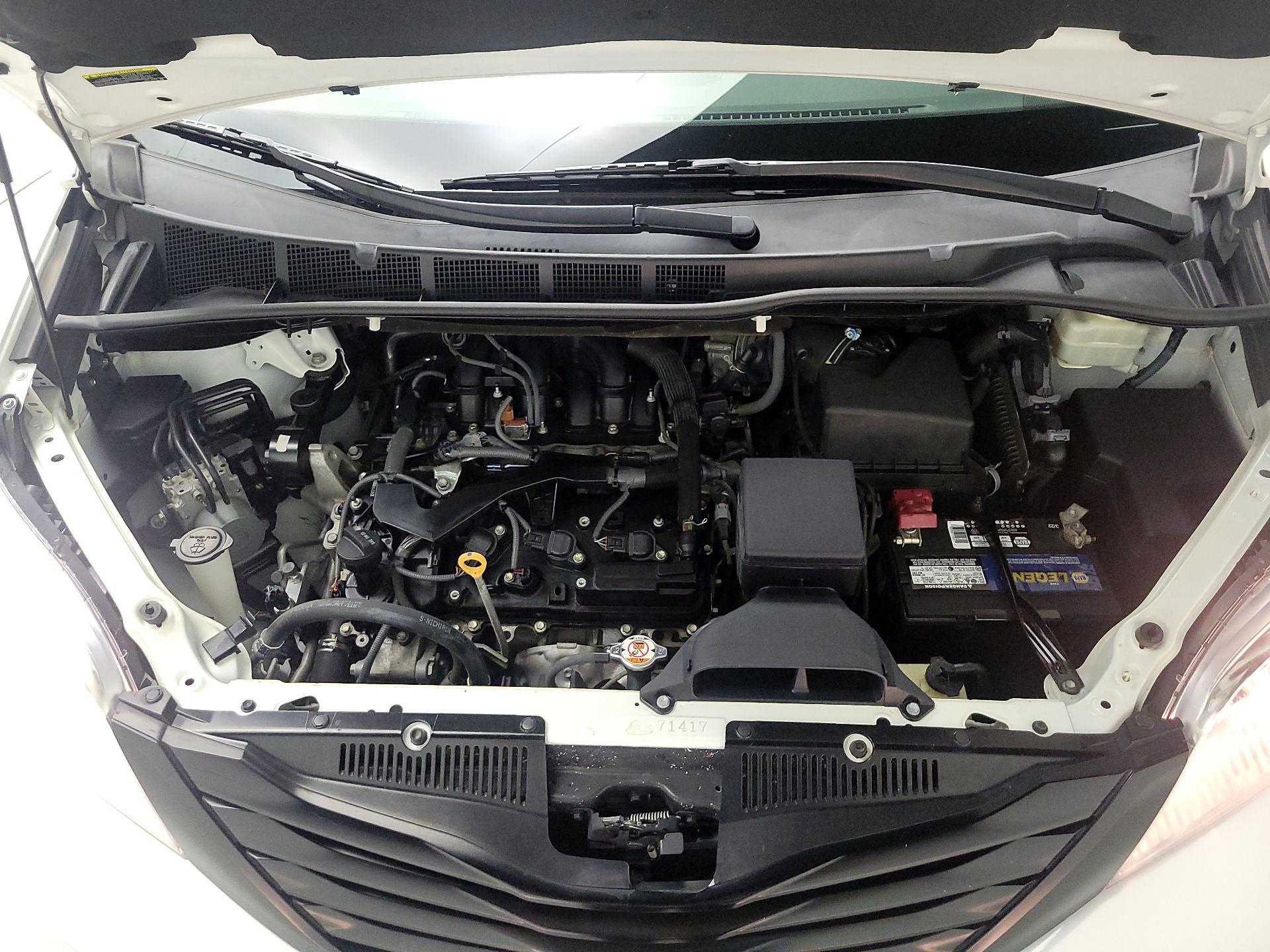 Thumbnail: 2017 Toyota Sienna - 17