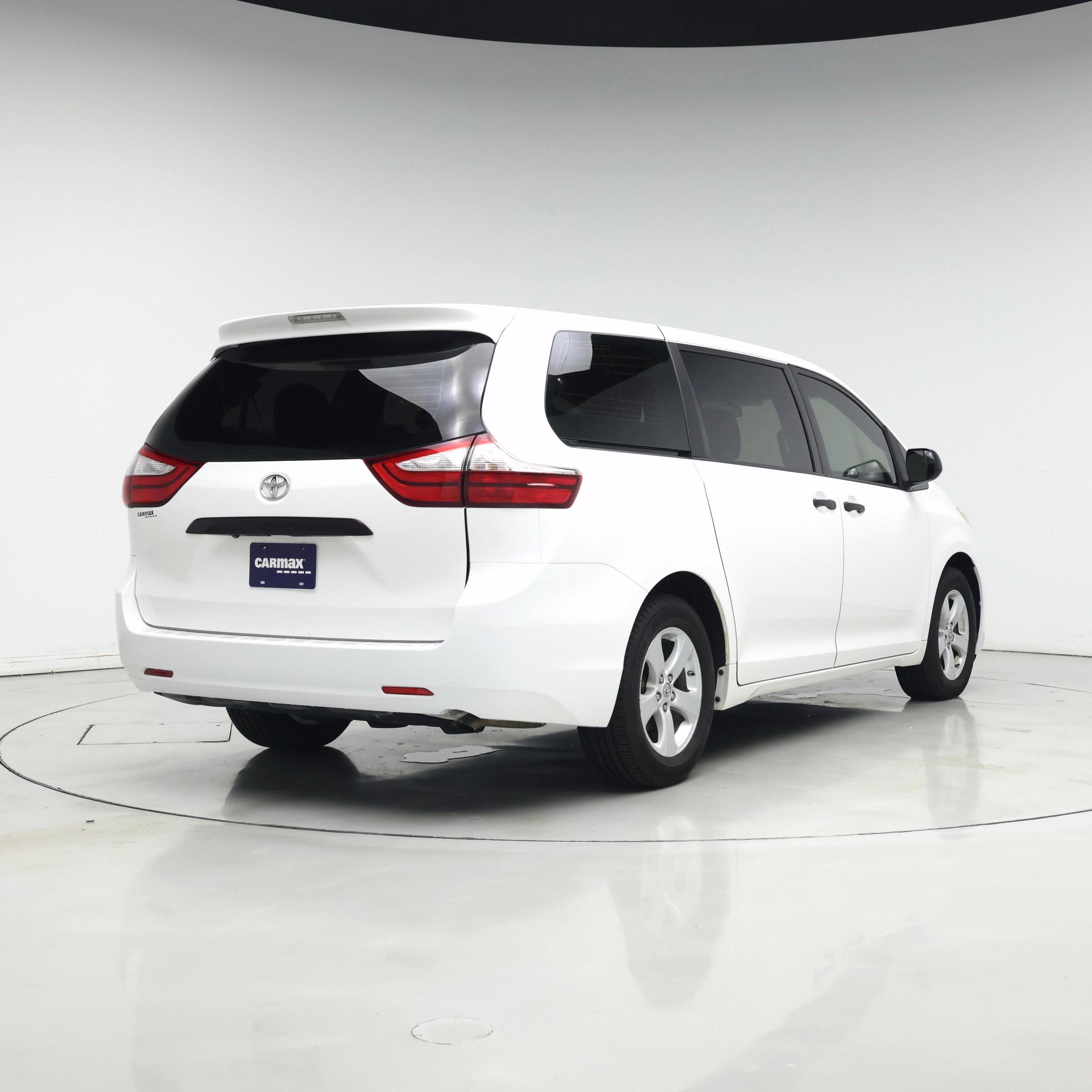 Thumbnail: 2017 Toyota Sienna - 8