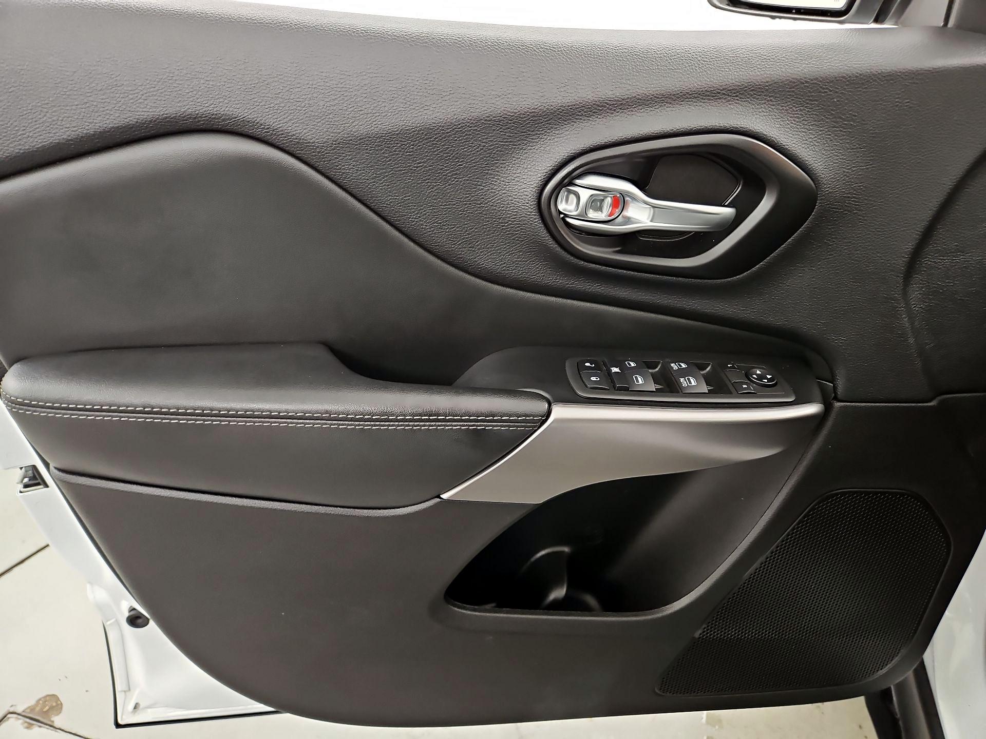 Thumbnail: 2022 Jeep Cherokee - 12