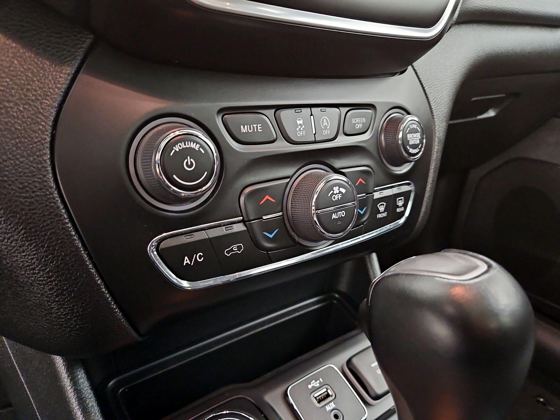 Thumbnail: 2022 Jeep Cherokee - 16