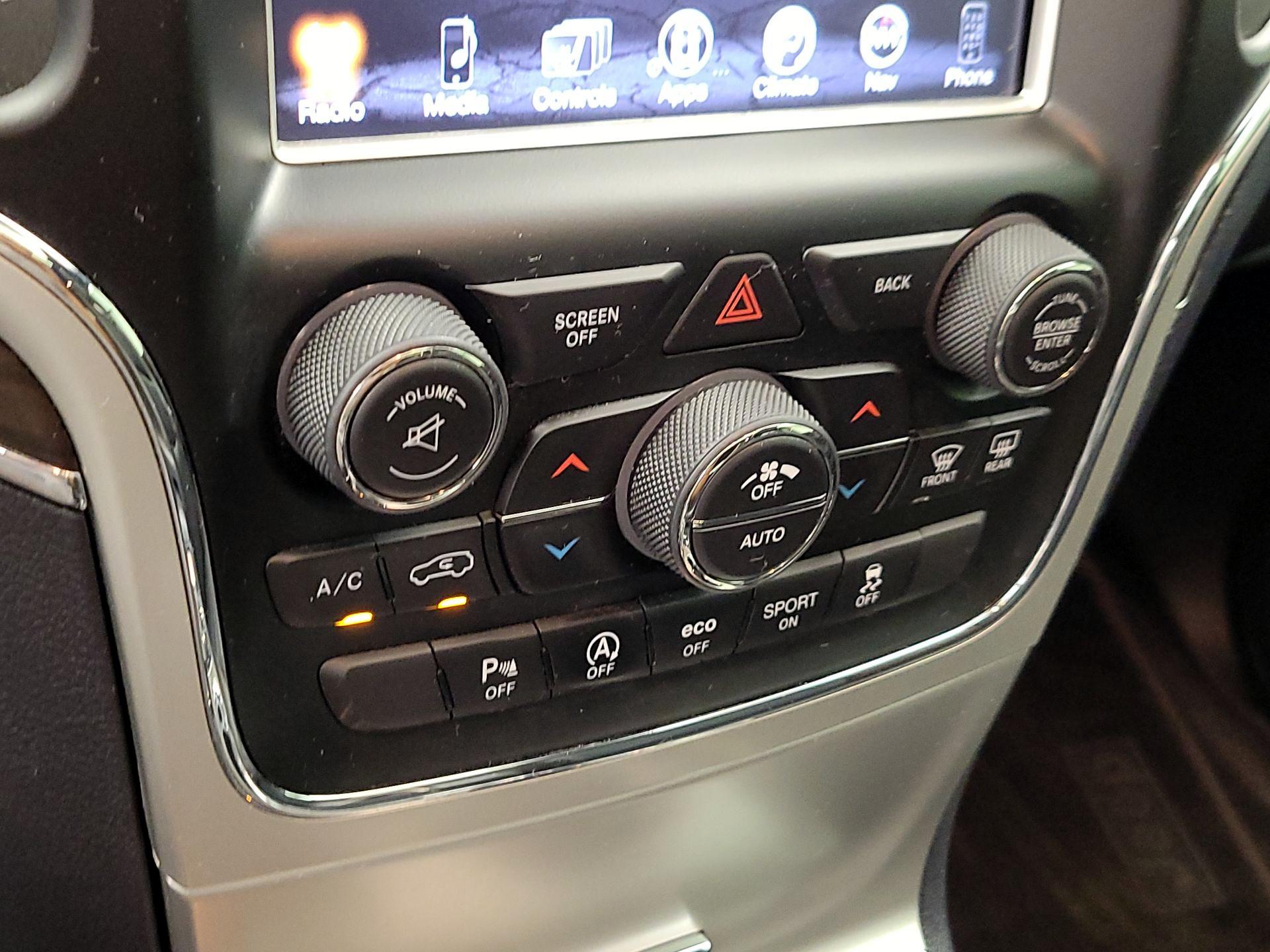 Thumbnail: 2016 Jeep Grand Cherokee - 17