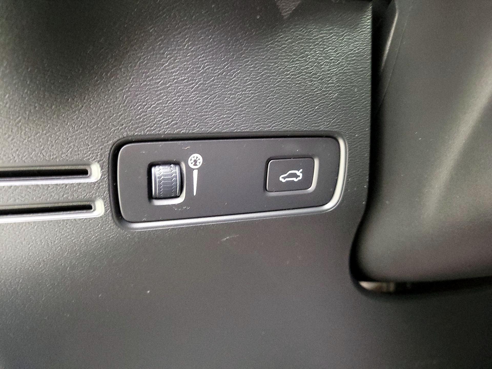 Thumbnail: 2020 Volvo XC40 - 13