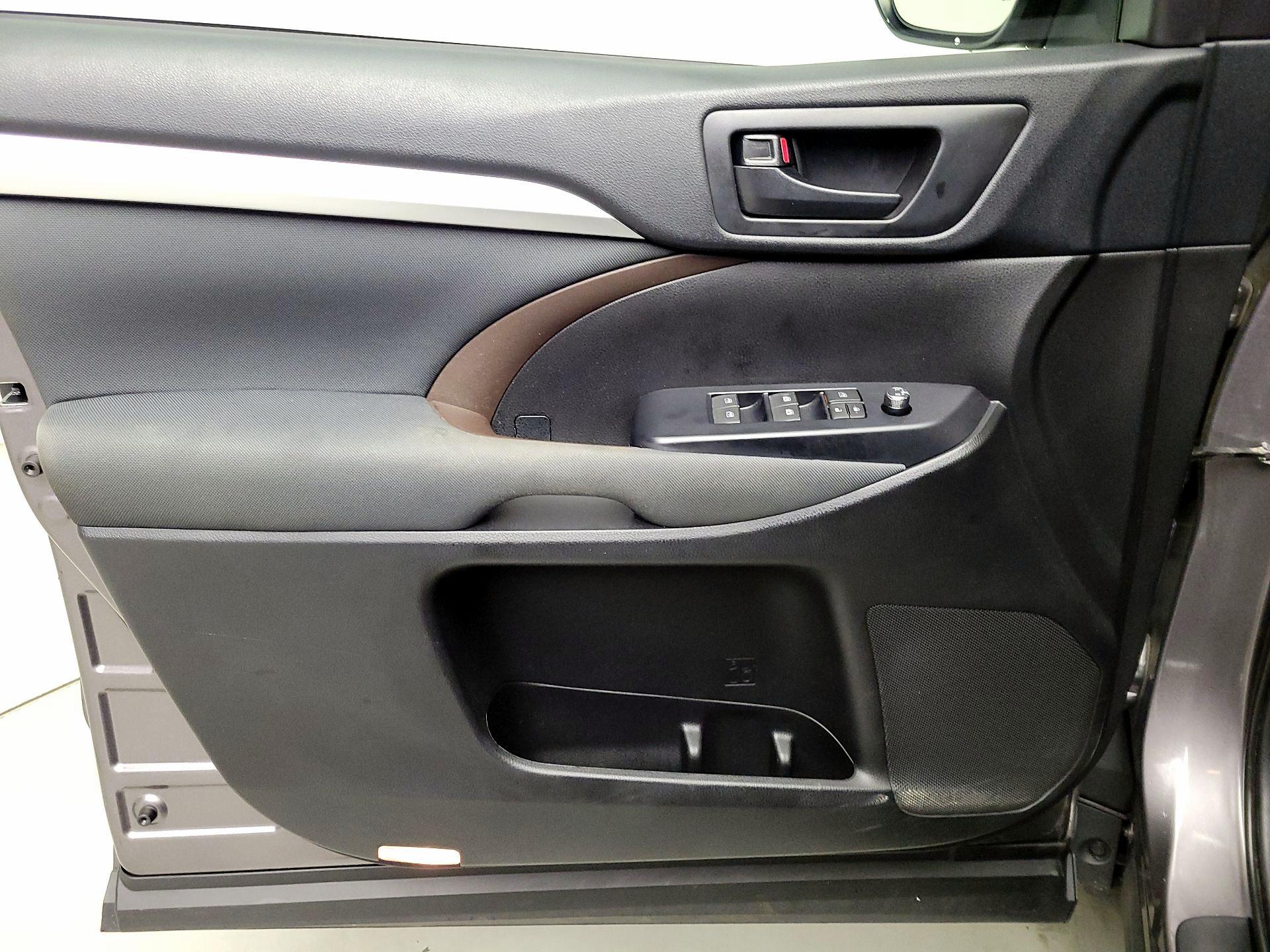 Thumbnail: 2019 Toyota Highlander - 12
