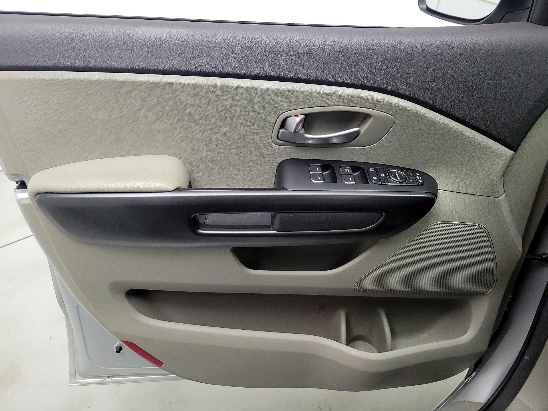 Thumbnail: 2017 Kia Sedona - 12