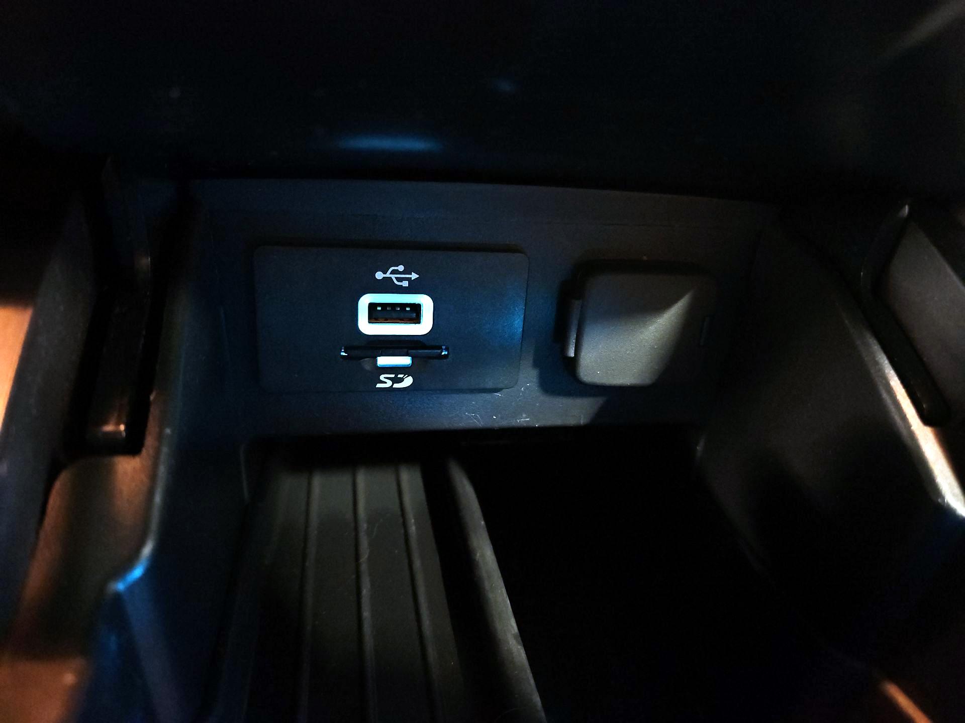 Thumbnail: 2016 Ford Explorer - 18